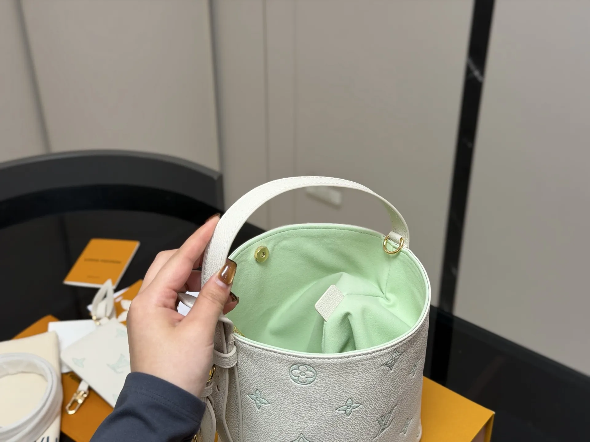 ¥180 配折叠盒 LV中古包又一位当红炸子鸡来咯!! 一只看似中古中矩却又有点标新立异的包。 水桶包 尺寸:18.17cm