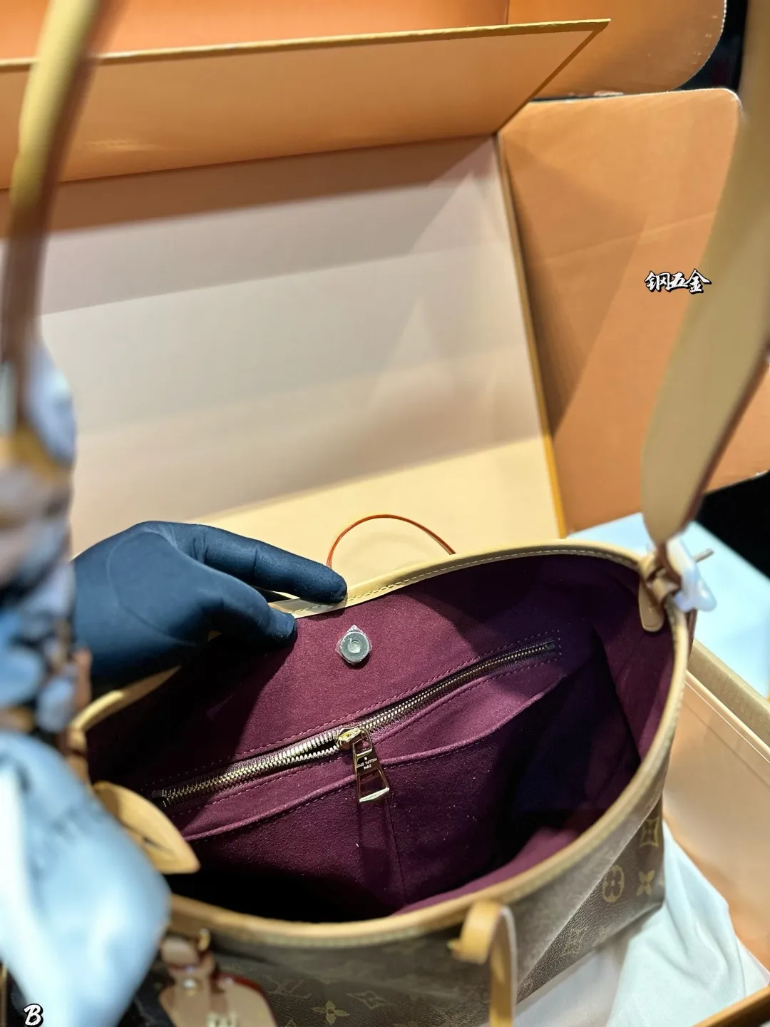 ❤️p275（折叠飞机礼盒）❤️ LV carryall老花购物袋届也有了新伙伴。Carryall=可以装下你的日常必备物品啦!单肩、腋下、手拎、斜挎，小子包还可以改造哦~和neverfull一样，一得俩!30cm