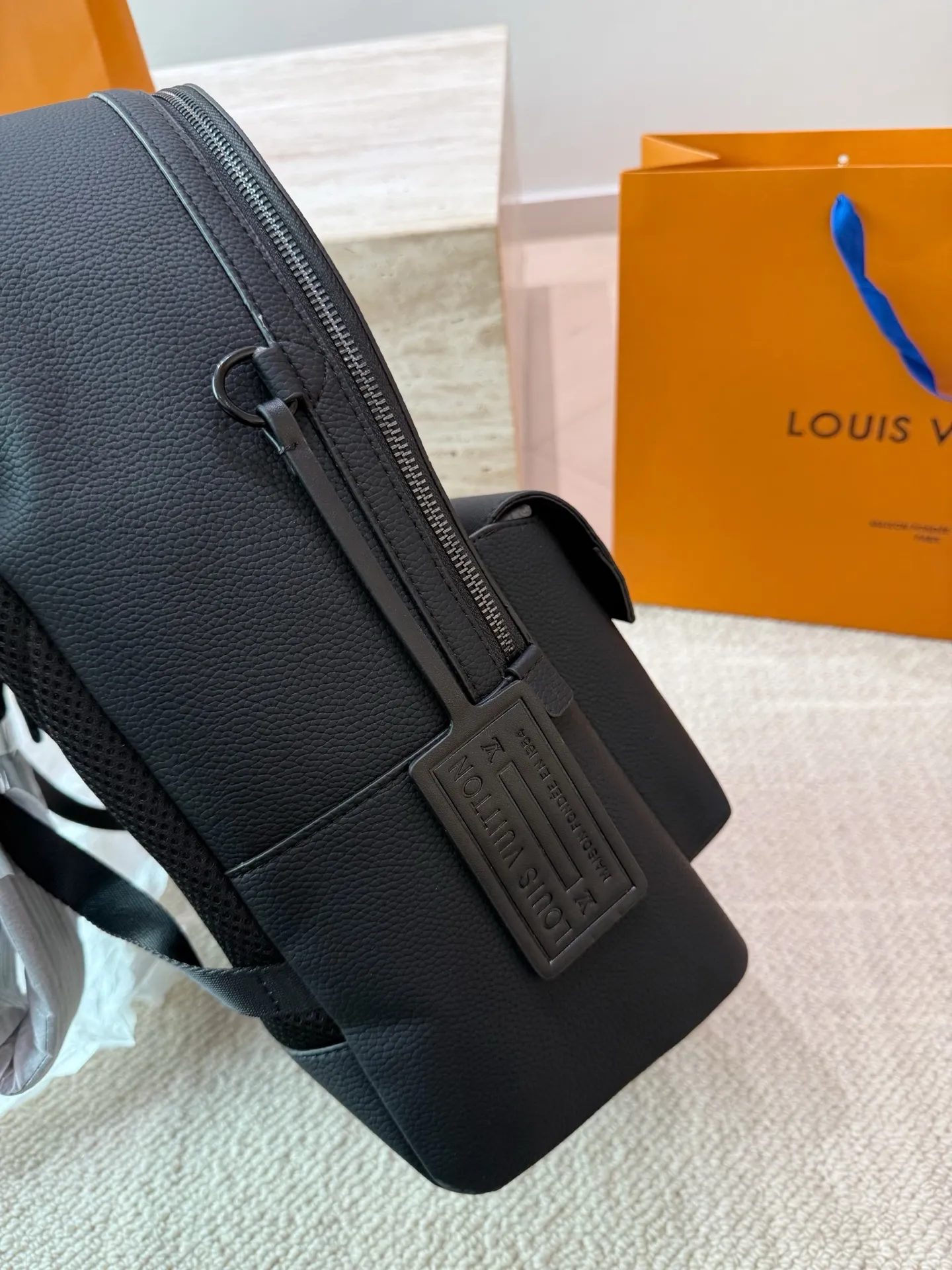 原单品质 P160 Lv 双肩包 Monogram帆布裁制而成，此款Hot Springs双肩背包代表LV Vernis皮革的华丽回归。是一款风格百搭而可爱，适合全天背携的时尚包袋，漆光牛皮，棉质帆布内衬，Monogram帆布饰边。进口漆皮搭配纯钢五金，尺寸30 45cm