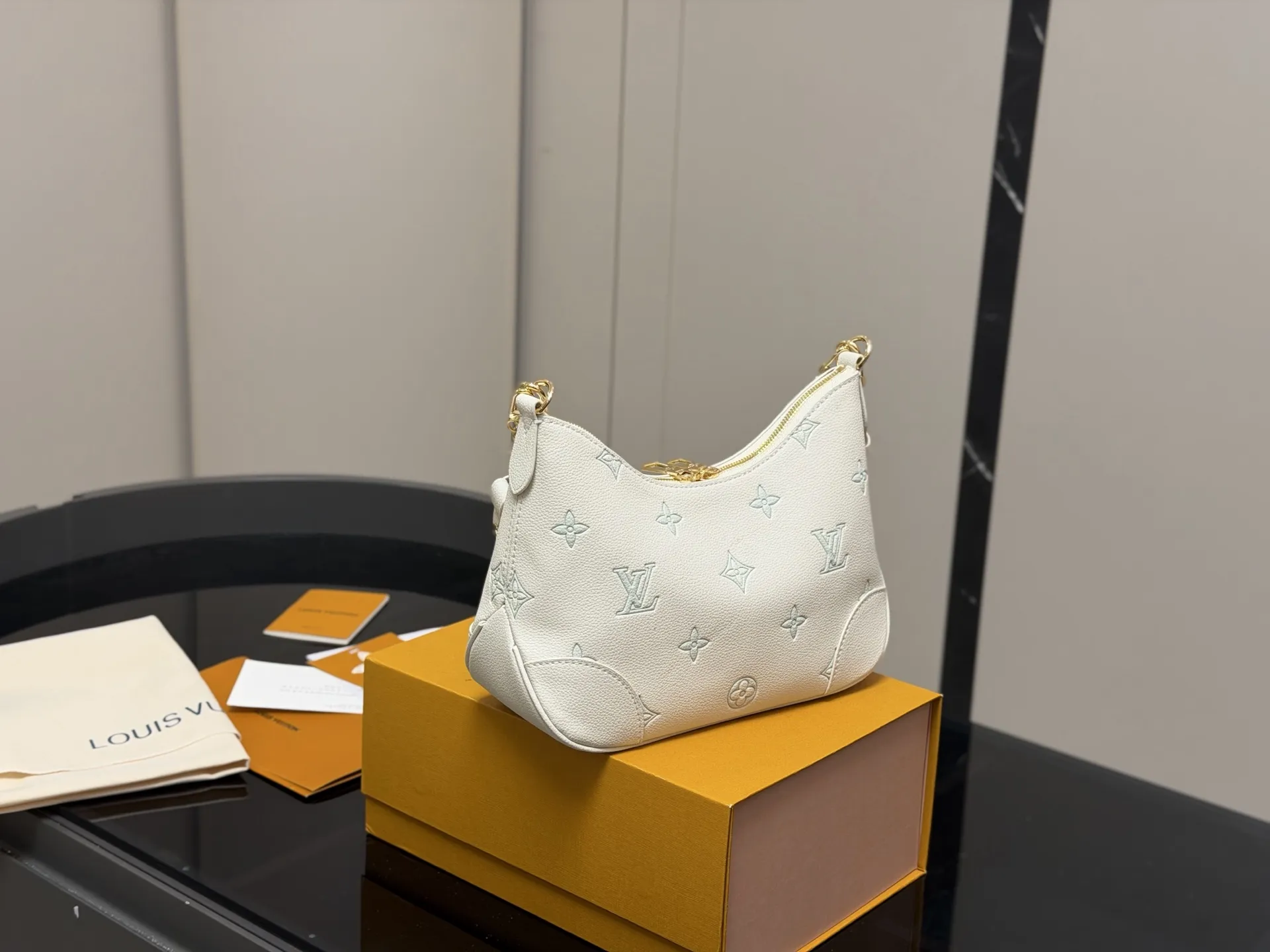 ¥180 配折叠盒 size:29*16cm Lv 最新款牛角包 原版五金! 定制版直接采用小牛皮 Vintage 经典单肩包 配置肩带➕链条 单肩斜挎都无敌好看百搭!