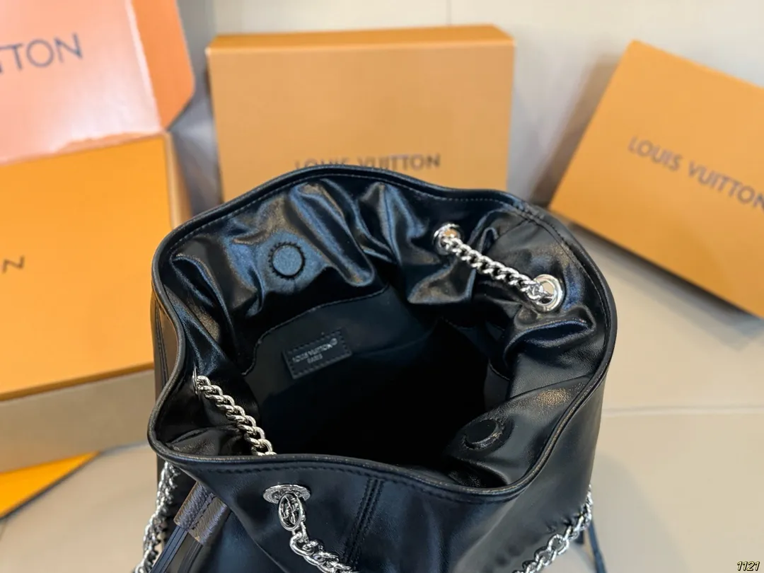 原版复刻¥220飞机盒 钢五金163变码芯片 8月新款LV OFF DUTY VIBE也叫“下班包” 背上它一键去除班味儿,化身都市丽人😍 甜酷中带着一丝儿随性慵懒 包包是抽绳设计,可以单肩也可以斜挎 下班背上它,说走就走 一起来开启下班模式 尺寸:中号单肩包35 37