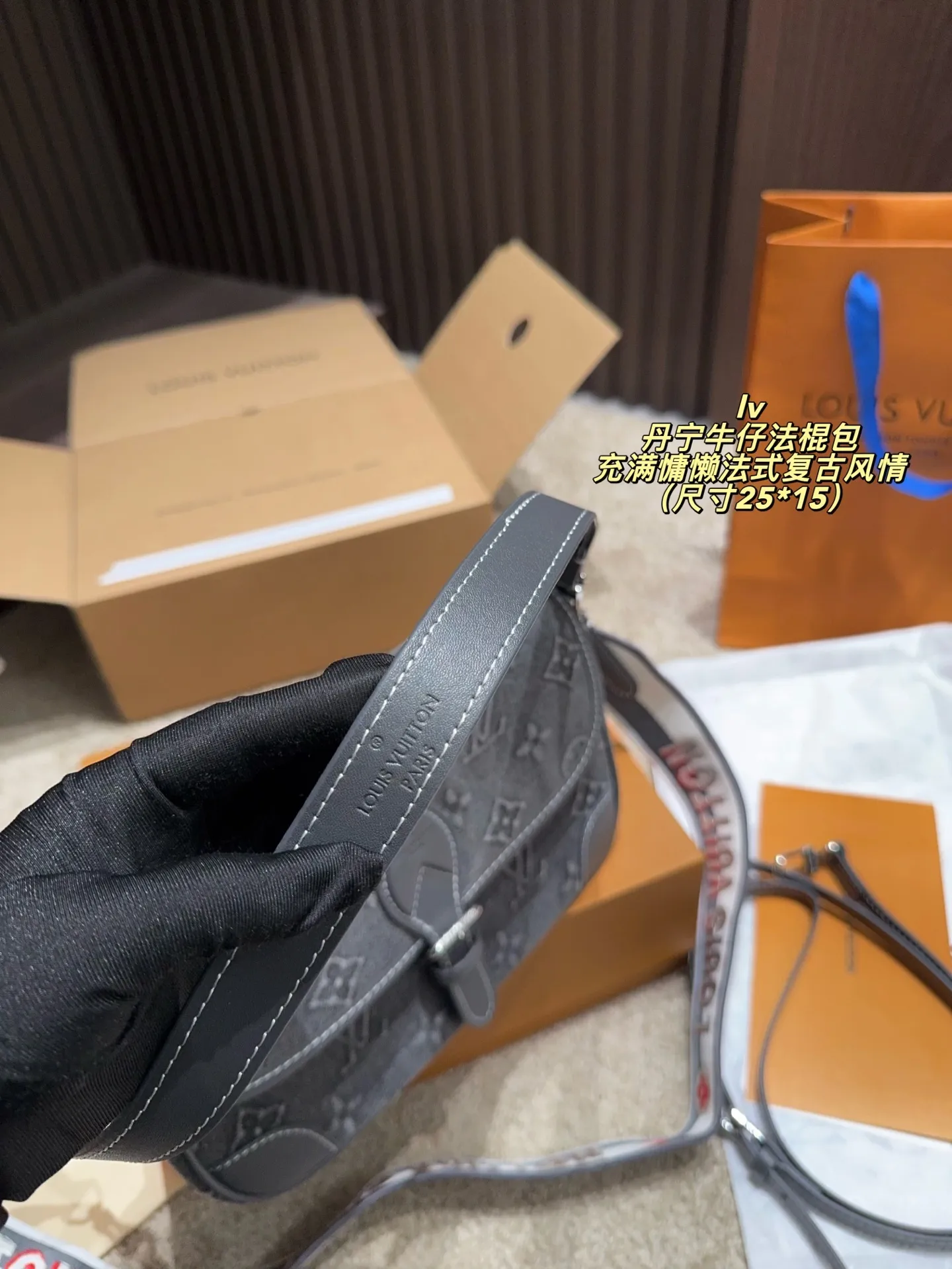 P205配折叠盒⚠️尺寸25*15 lv丹宁牛仔法棍包 充满慵懒法式复古风情的法棍包,方方正正的长方包型,采用上窄下宽的梯形设计不只更贴身,而且容纳力十足。内里开合间隔实用分明,背面也设有隔层,超级无敌能装❗️ 可拆卸长短双肩带设计,单肩斜挎手提多功能兼备