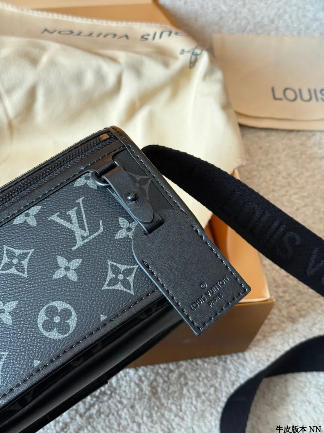 牛皮版本 p155 LV 黑花 Soft Trunk 盒子包 VLV Soft Trunk黑花盒子包，经典Monogram Eclipse黑花图案，低调又有辦识度！涂层帆布＋牛皮饰边，质感满分。配可调节肩带，单肩斜挎都OK，日常通勤、出街超百搭。内部空间合理，手机、卡包、钥匙轻松收纳，拉链开合更安全全。男女都能驾驭，时尚又实用，LV热门款必入 18.5x13x8cm18.5x13x8cm