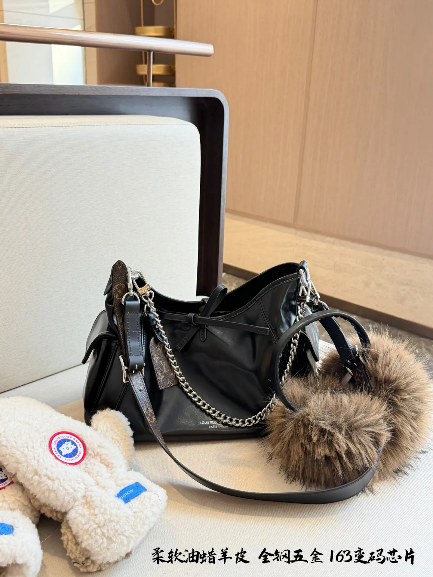 p350 升级羊皮版 LV Carrall小号黑武士] .,暗黑学院风/暗黑机车风● 今日份的酷感cool风暴，由LV的Carryall黑色羊皮包 包引领! 让你轻松成为酷酷日女孩 教经典黑色，如同暗夜中的神秘行者，低调中燃烧着酷劲儿的火a焰。 +羊皮材质，柔软如丝，细腻触感仿佛在与肌肤轻声呢喃。 自重很轻，超大容量，犹如一个无尽的宝藏口袋，轻松容纳你的日常所需，实用与时尚完美并存。宽肩带，不勒肩30cm全套包装