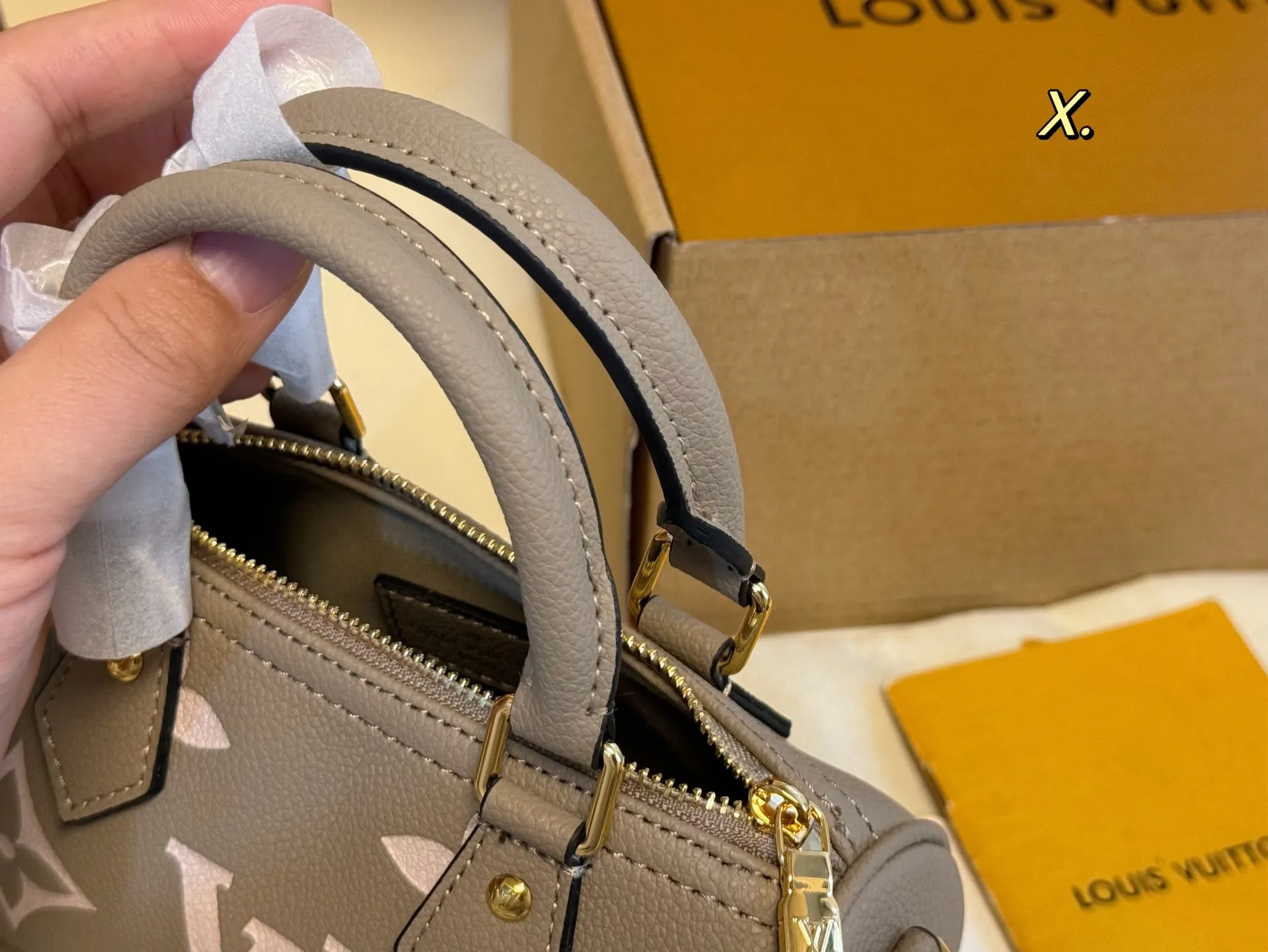 P165 16cm(折叠盒飞机盒) size:16×10 LV 路易威登Speedy nano迷你枕头包💕 新款的肩带可以调节拆卸; 线条精致,小巧轻便又时尚~ 细节质感在线,四季百搭‼️