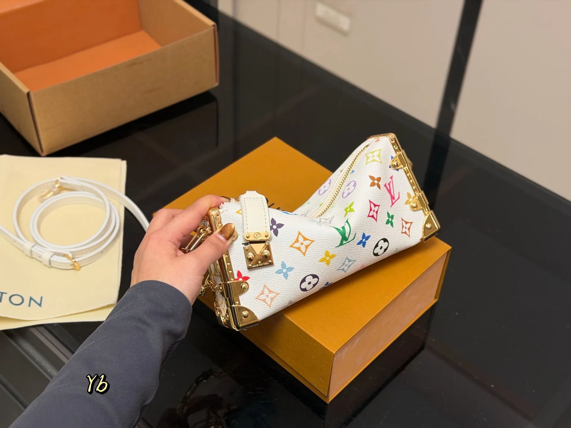 &yen;225 （折叠盒➕飞机盒） size：23*11cm 超时空爆款 Lv王炸新款包 横版谷爱凌 一定要入的它！ 超级洋气 upupup 搜索🔍Lv 软箱子（盒子）