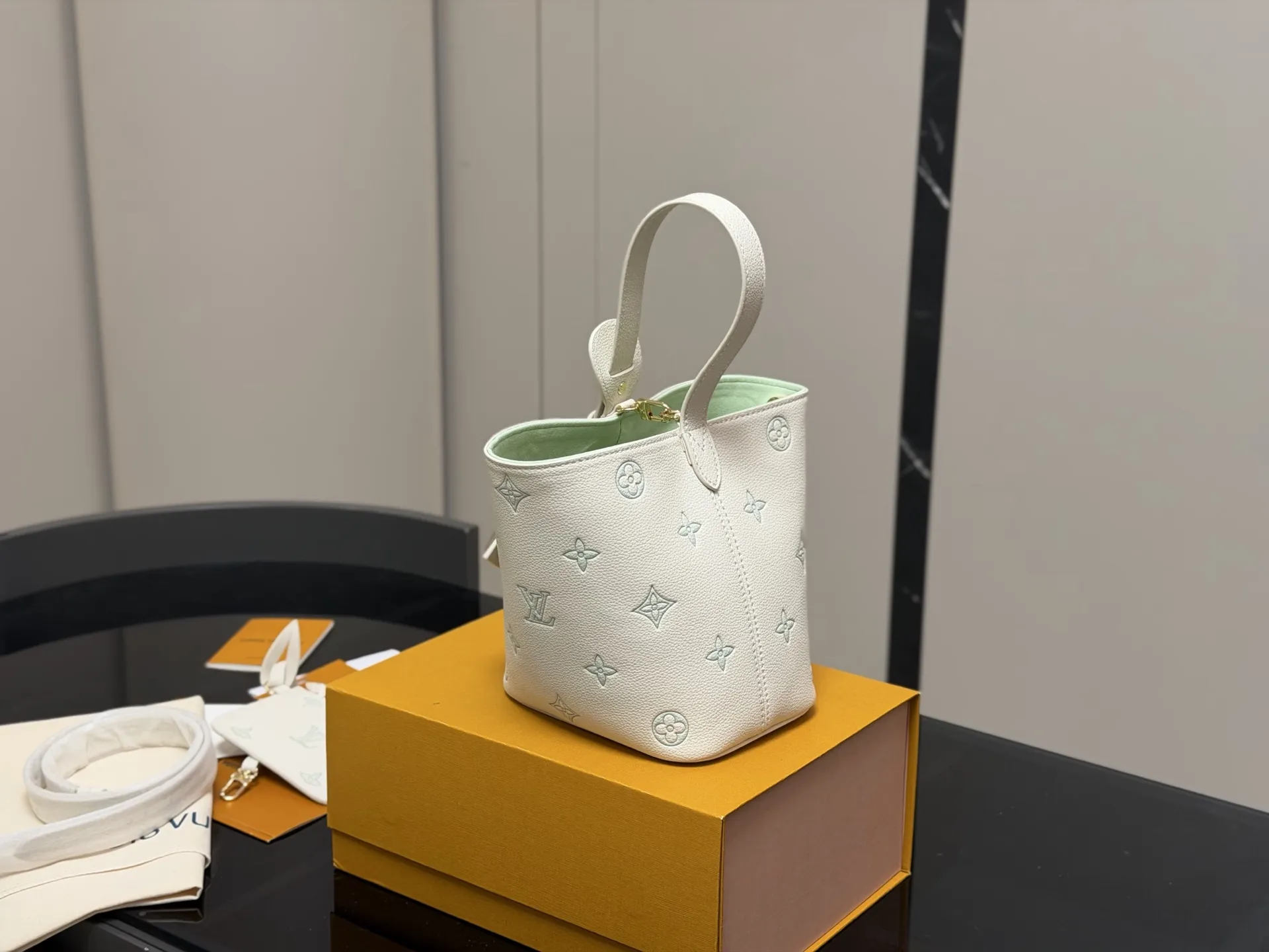 ¥180 配折叠盒 LV中古包又一位当红炸子鸡来咯!! 一只看似中古中矩却又有点标新立异的包。 水桶包 尺寸:18.17cm