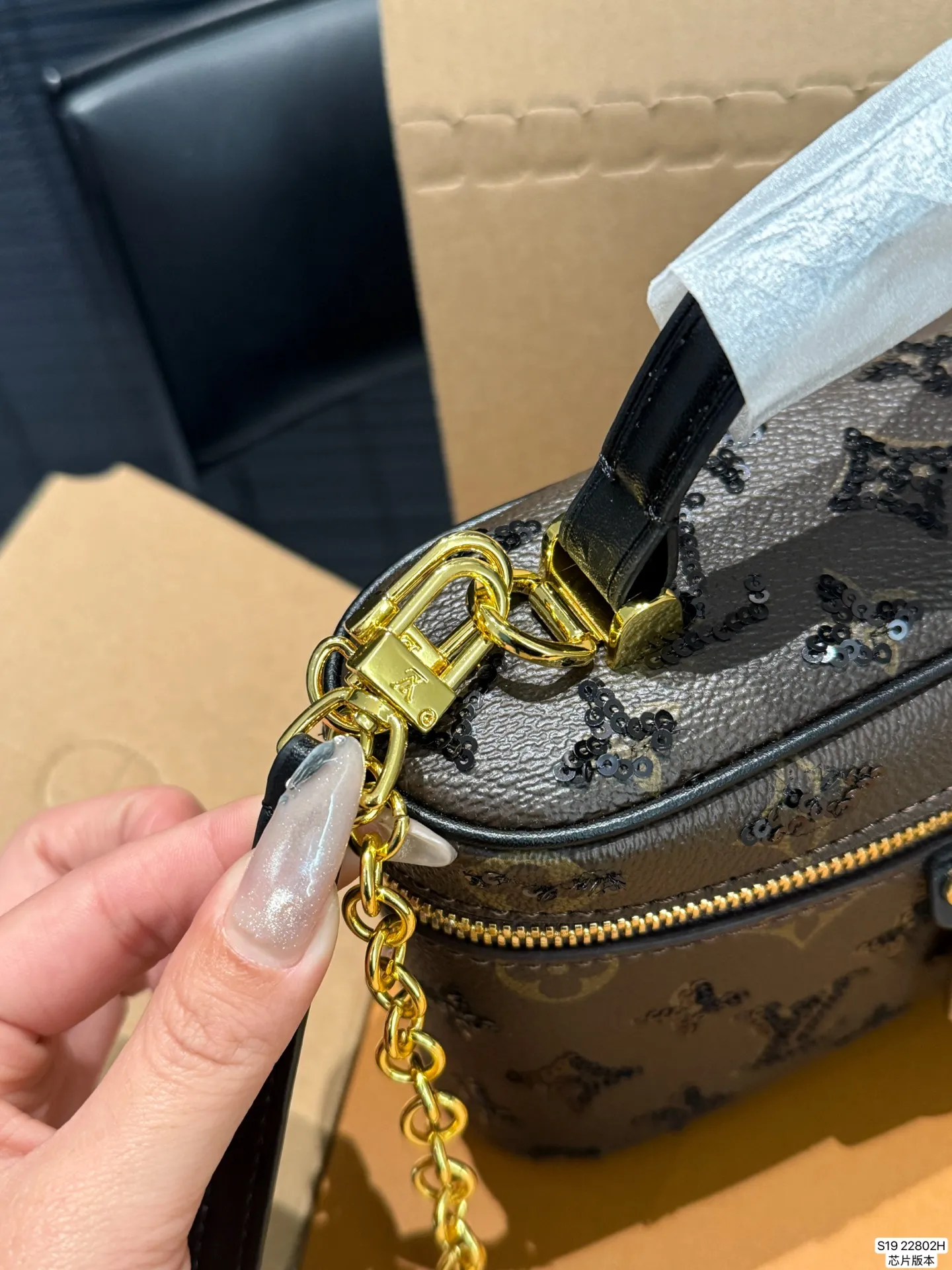 P145 配飞机盒折叠盒子芯片版本 季的化妆包颇受时尚界的青睐,看到第一眼就种草了!!造型很硬核 但空间很实用~走在路上就是一道行走的风景线啊。回头率杠杠的~ 而且真的好好搭!瞬间成为了这季街拍中的常客这只精致的LV化妆包,难道她不香吗~今年度过炎炎夏天的动力 ,就靠她给我补给了尺寸:19 12 货号22802