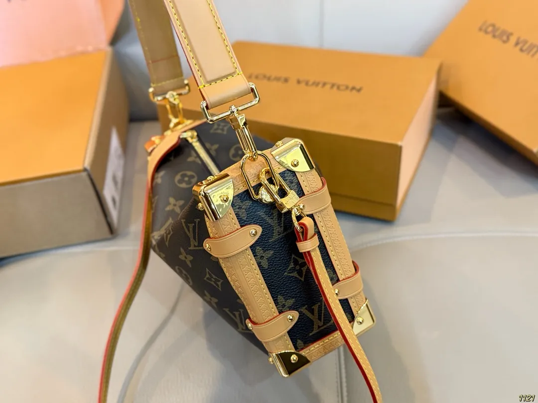 原版复刻¥225飞机盒 钢五金163变码芯片 谷爱凌同款 秀款 小箱子 LV Side trunk 谷爱凌 盒子包/ 箱子包 新款!是软软的小箱子 很多精致的小细节在里面 大容量又实用又好凹造型 长短肩带随意切换 无论是富婆还是可可爱爱 都可以凹出超好看的造型尺寸 23 16