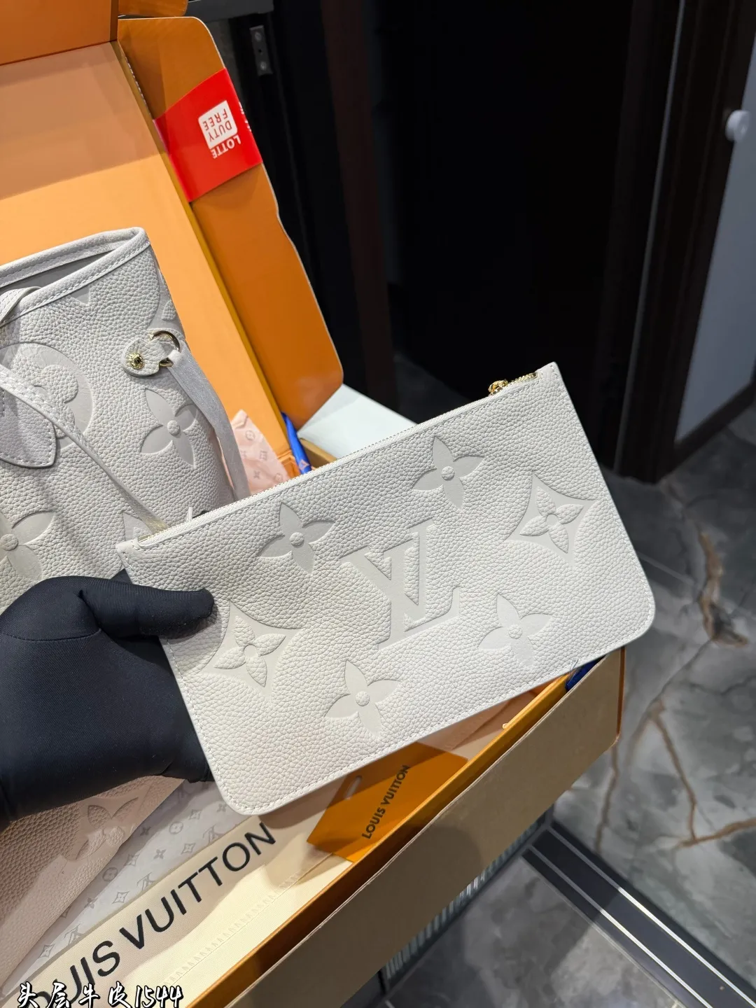 ❤️头层牛皮 p310❤️ Lv牛皮L家 Neverfull 中号购物袋!入门级的款式哦!绝对的终身款!此物经典不言而喻!街拍和实用都是非常nb的选择!大家拿到后可以感受下,皮质颗粒之间空袭分明,宽度平均,摸上去软硬适中,尺寸 32*28cm