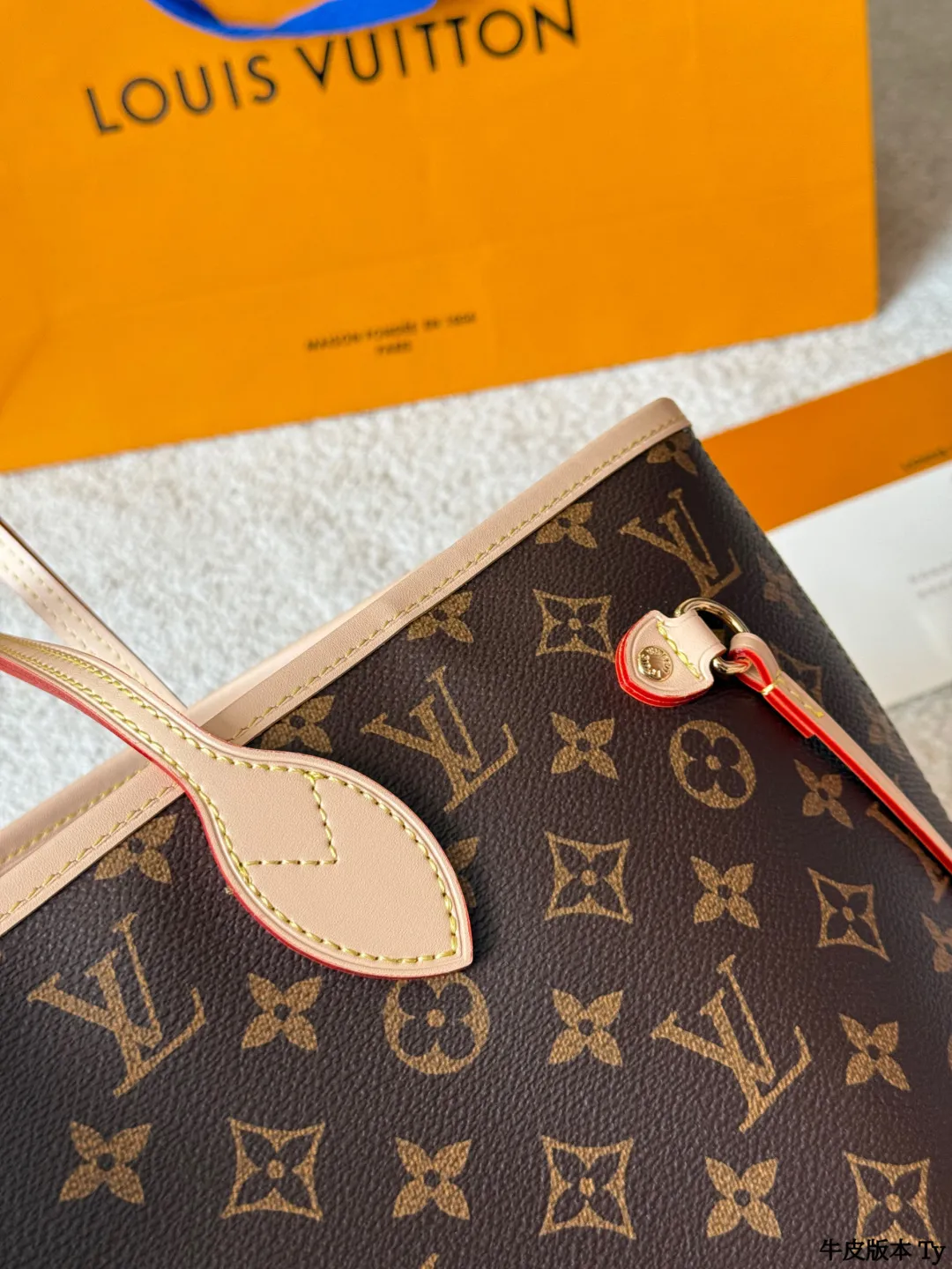 牛皮版本 p175 Lv 牛皮 L家 Neverfull 中号购物袋!入门级的款式哦!绝对的终身款!此物经典不言而喻!街拍和实用都是非常nb的选择!大家拿到后可以感受下,皮质颗粒之间空袭分明,宽度平均,摸上去软硬适中,变色皮哦!尺寸 :32 *28 (密封折叠礼盒包装 配海关贴 发票 免税店证书📄)