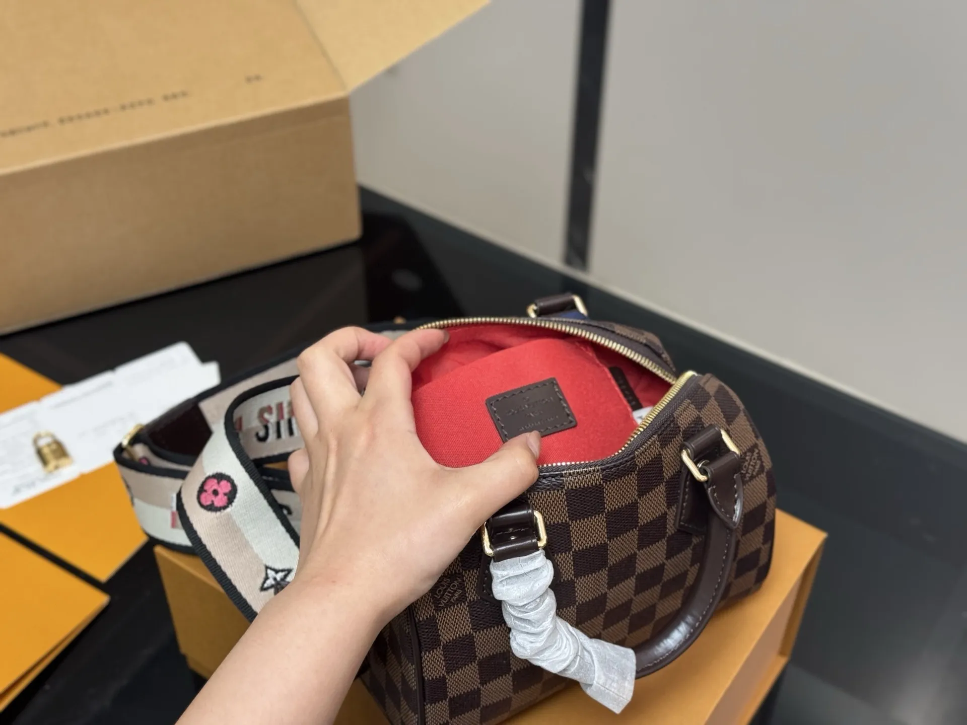 &yen;195 配折叠盒飞机盒 size：21.15cm LV SPEEDY20 新款枕头包 搜索🔍 Lv 枕头包