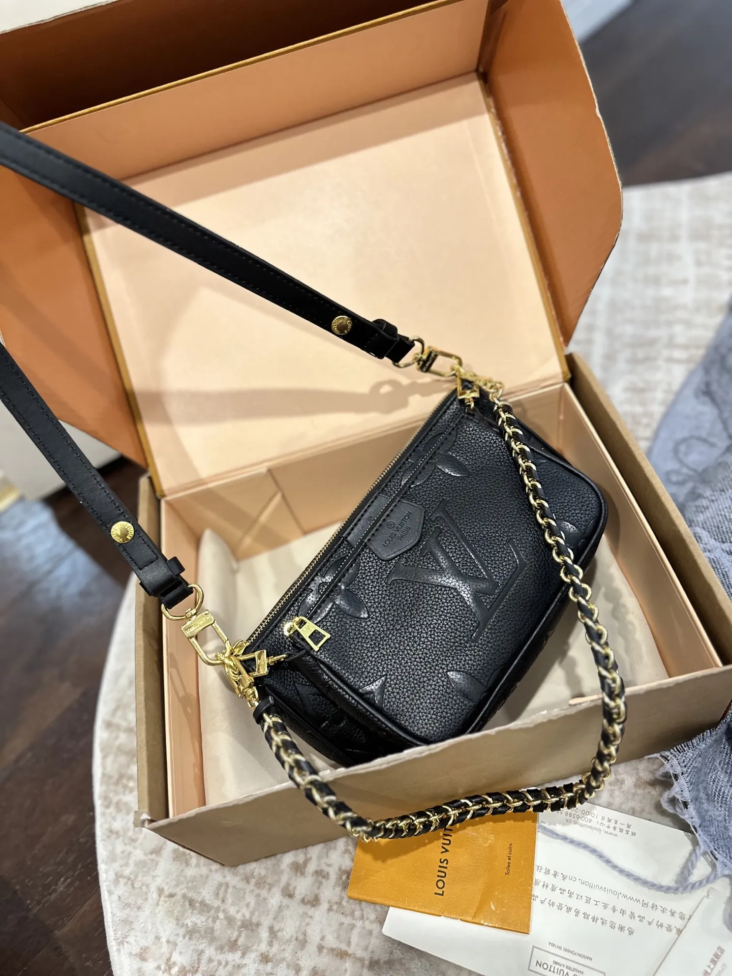 p125 折叠礼盒包装 LV 三合一&rdquo;麻将包有点酷 lv三件套Multi Pochette Accessoires，这两年一直流行的复古风潮，这回再度刮回了经典Monogram上面，丰富的配件赋予了包包无穷的背法，高级变色皮，高级感十足，冬天的话也比较百搭，强烈推荐 ！ 尺寸：大24*13cm 中18*11cm 小9*9cm
