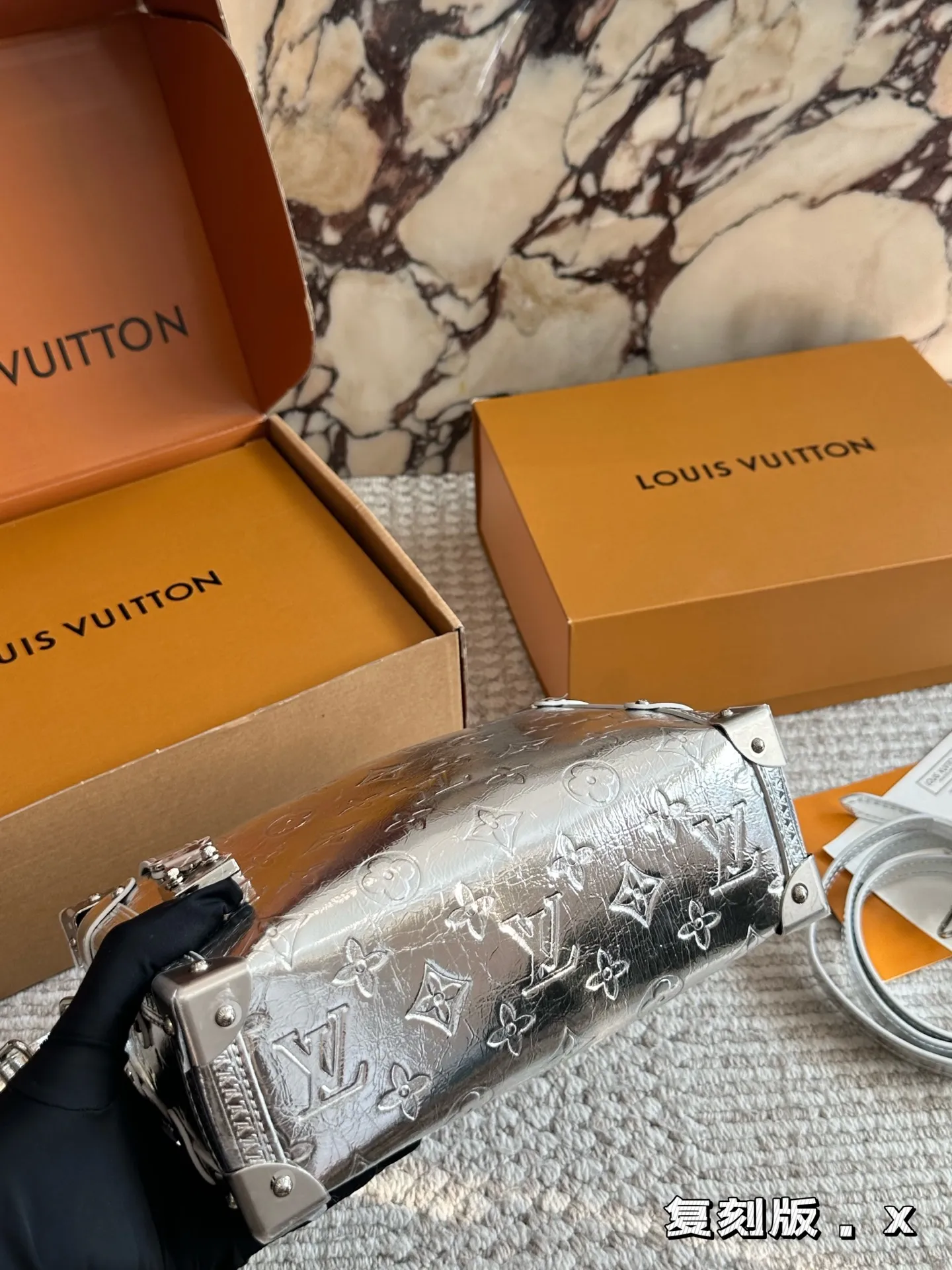 💰220 复刻版 size：23*16cm 超时空爆款 Lv 26王炸新款包trunk 谷爱凌 走秀小软箱s来了终于!!! 超级洋气 upupup 搜索🔍Lv 软箱子（盒子） 全套包装🎁