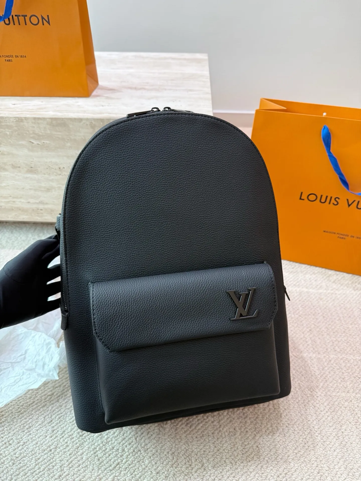 原单品质 P160 Lv 双肩包 Monogram帆布裁制而成,此款Hot Springs双肩背包代表LV Vernis皮革的华丽回归。是一款风格百搭而可爱,适合全天背携的时尚包袋,漆光牛皮,棉质帆布内衬,Monogram帆布饰边。进口漆皮搭配纯钢五金,尺寸30 45cm