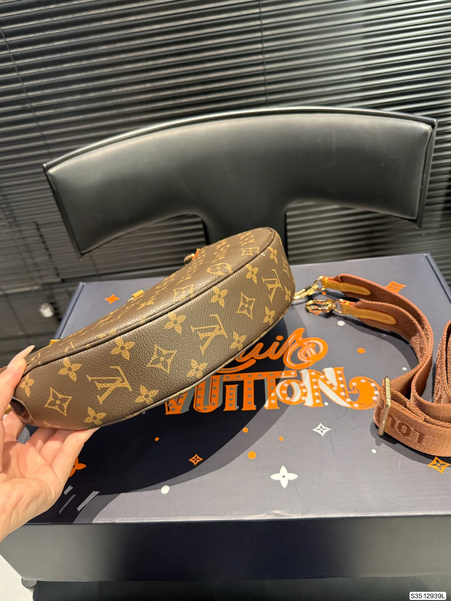 P225 配飞机盒折叠盒子 Lv月亮包 2025 LV新款宽肩带是救过LV的命吗??? 新款月亮包比起老款略胜一筹,新款改良了下不好单手拉拉链弧度,新款会成为下一个爆款! 尺寸:27 16 货号12939