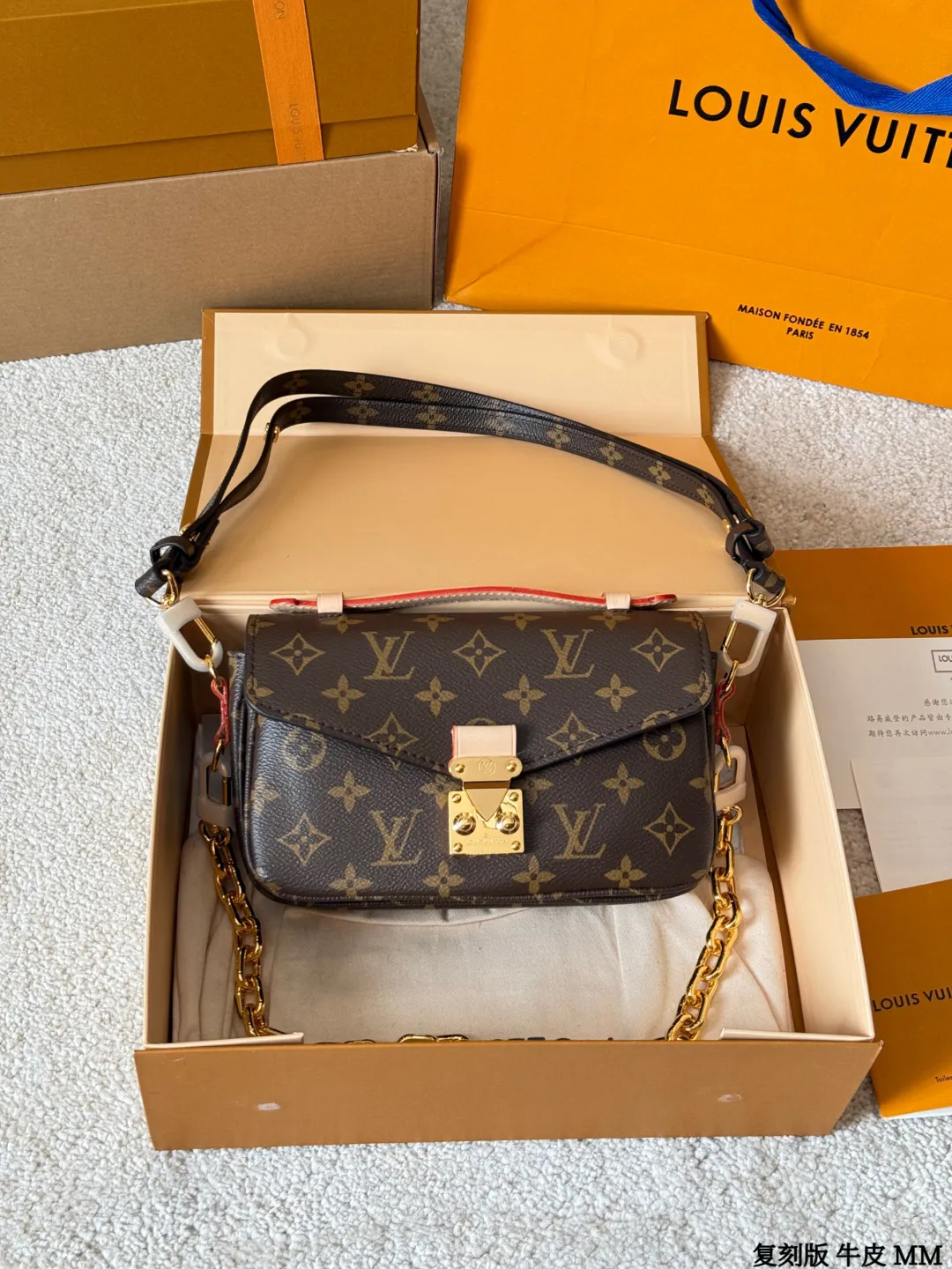 复刻版 牛皮 p270 Lv Pochette Metis East west Mini 新款邮差包 LV邮差包老花手提单肩斜挎包,优雅低调的外形设计和宽敞的包身更加入了实用性,LV闪亮的纯钢金色五金配件- 可调节肩带,配有树糕皮的肩垫,拉链闭合 超细纤维内衬 尺寸 21 14cm 配折叠礼盒🎁 牛皮
