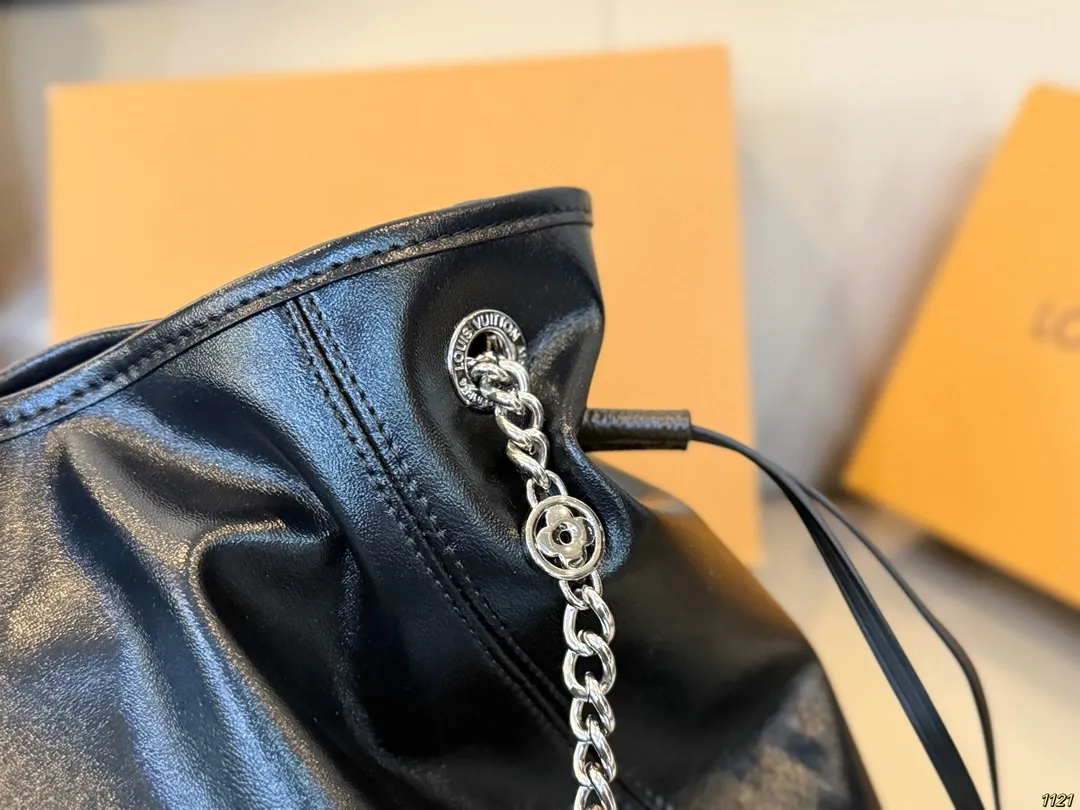 原版复刻¥220飞机盒 钢五金163变码芯片 8月新款LV OFF DUTY VIBE也叫“下班包” 背上它一键去除班味儿,化身都市丽人😍 甜酷中带着一丝儿随性慵懒 包包是抽绳设计,可以单肩也可以斜挎 下班背上它,说走就走 一起来开启下班模式 尺寸:中号单肩包35 37