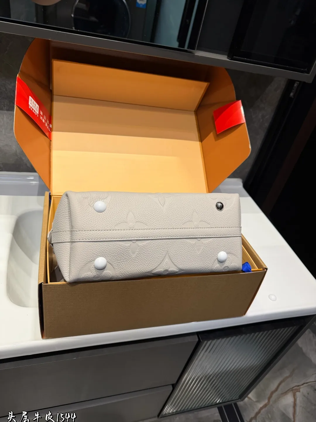 ❤️p305(礼盒包装)❤️ L家 大象灰/carryall配置有子母袋和宽肩带|新色沙丘色!高级⚠️细节细节….完美✔️搜索🔍Lv carry 购物袋size: 29*22cm(小)
