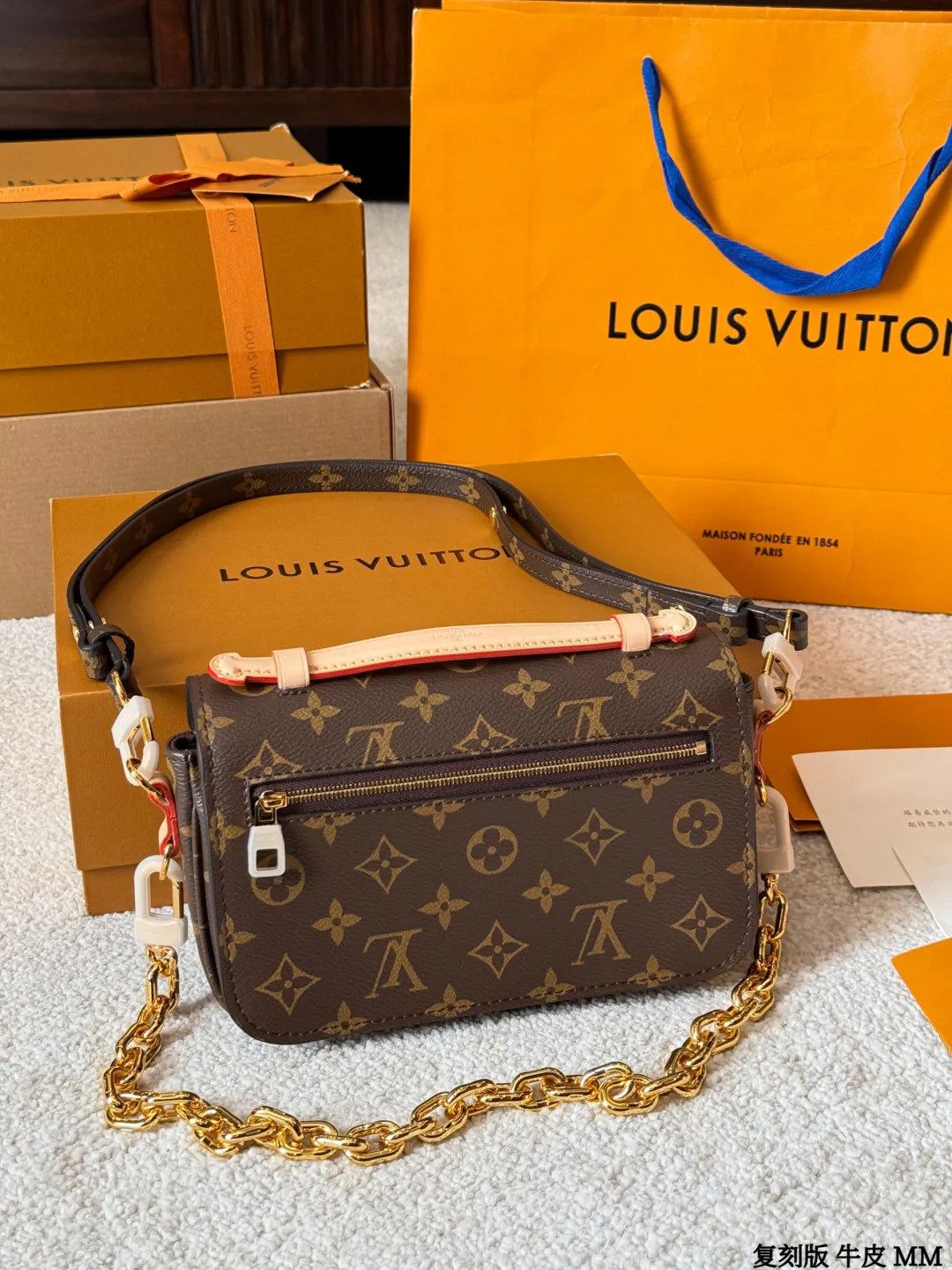 复刻版 牛皮 p270 Lv Pochette Metis East west Mini 新款邮差包 LV邮差包老花手提单肩斜挎包,优雅低调的外形设计和宽敞的包身更加入了实用性,LV闪亮的纯钢金色五金配件- 可调节肩带,配有树糕皮的肩垫,拉链闭合 超细纤维内衬 尺寸 21 14cm 配折叠礼盒🎁 牛皮