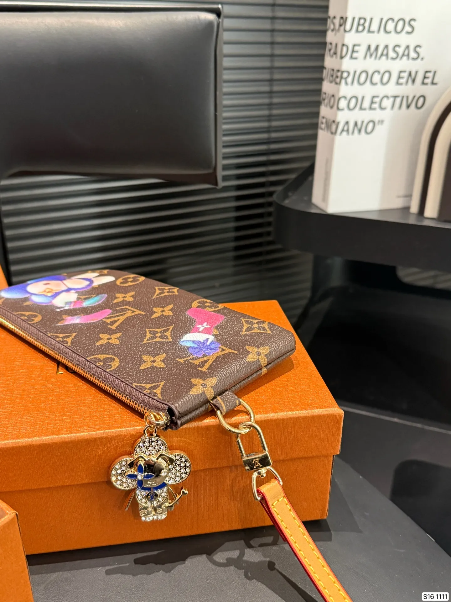 P130 配盒子 LV 专柜最新款火爆登场!做工精致, 媲美专柜!多功能小钱包超级实用 尺寸20 10 货号1111