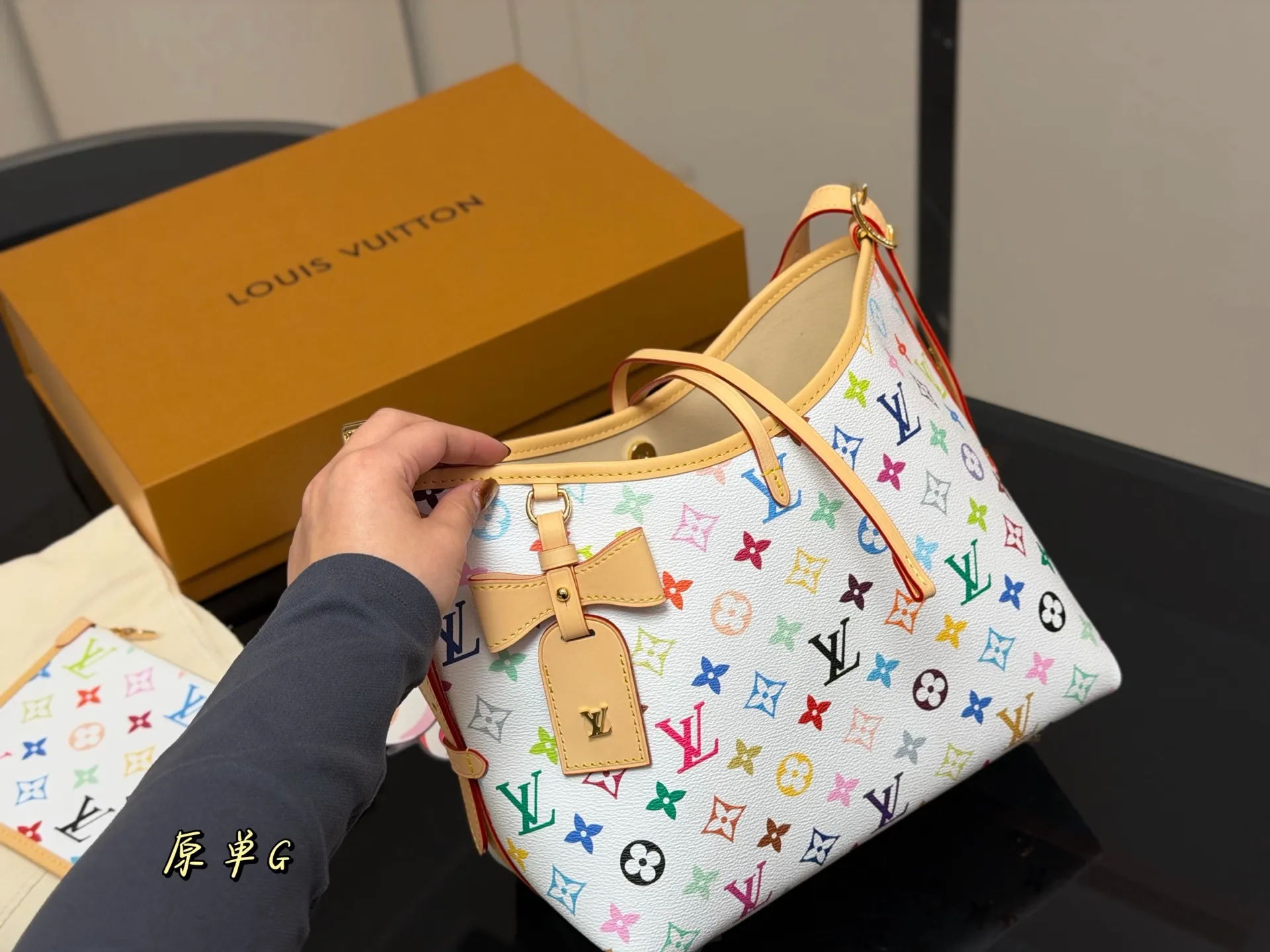 ¥250 配折叠盒飞机盒 size: 29*25cm(中) Lv 最强者CarryAll, 可爱休闲都ok哈 carryall是真的强! 内附一只收纳零钱包, 性价比无比在线了… 搜索🔍carryall 蝴蝶结