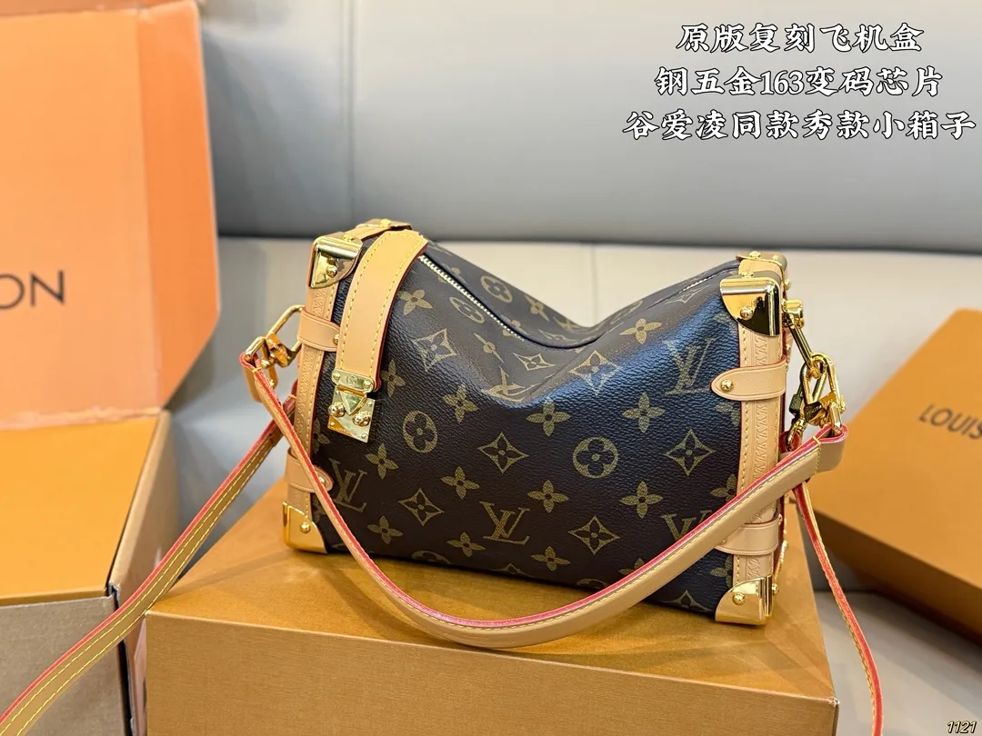 原版复刻¥225飞机盒 钢五金163变码芯片 谷爱凌同款 秀款 小箱子 LV Side trunk 谷爱凌 盒子包/ 箱子包 新款!是软软的小箱子 很多精致的小细节在里面 大容量又实用又好凹造型 长短肩带随意切换 无论是富婆还是可可爱爱 都可以凹出超好看的造型尺寸 23 16