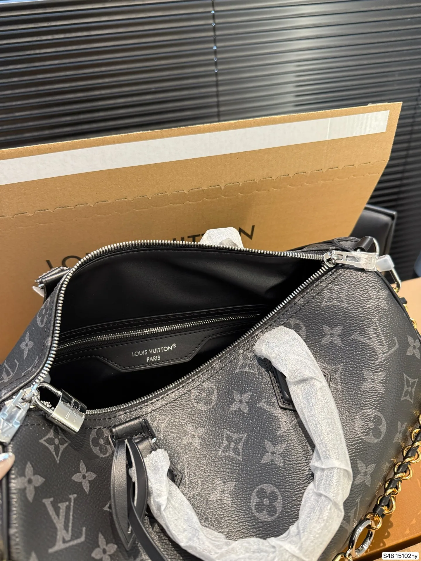 P290 配飞机盒折叠盒 Lv X Nigo Keepall 30.枕头包 手袋是一款理想的都市手袋。 标志性的造型与经典的 Monogram 帆布,加之多种携带方式和奢华的天然饰边为该包平添一份时尚前卫之感。尺寸:30 21货号15102