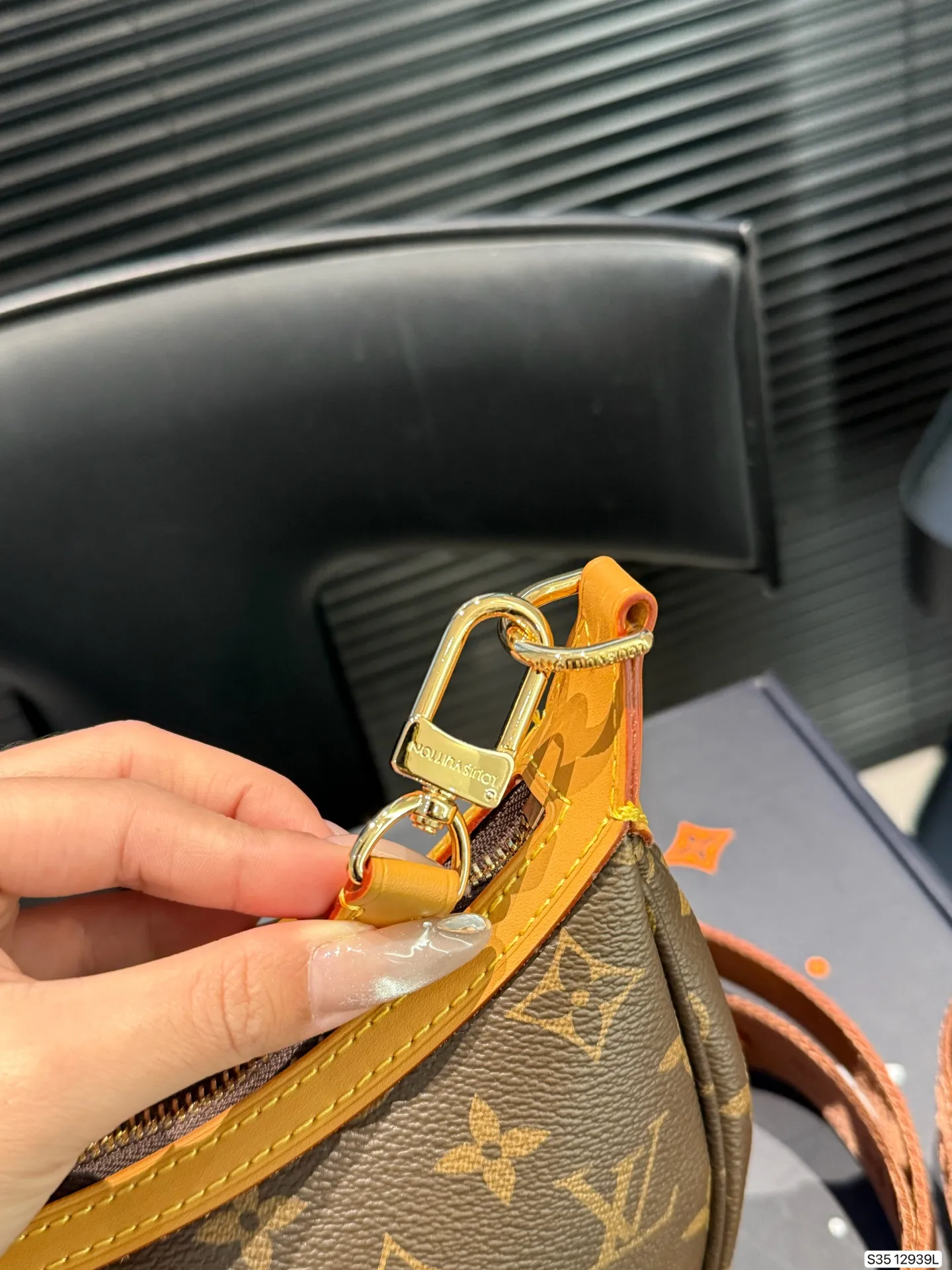 P225 配飞机盒折叠盒子 Lv月亮包 2025 LV新款宽肩带是救过LV的命吗??? 新款月亮包比起老款略胜一筹,新款改良了下不好单手拉拉链弧度,新款会成为下一个爆款! 尺寸:27 16 货号12939