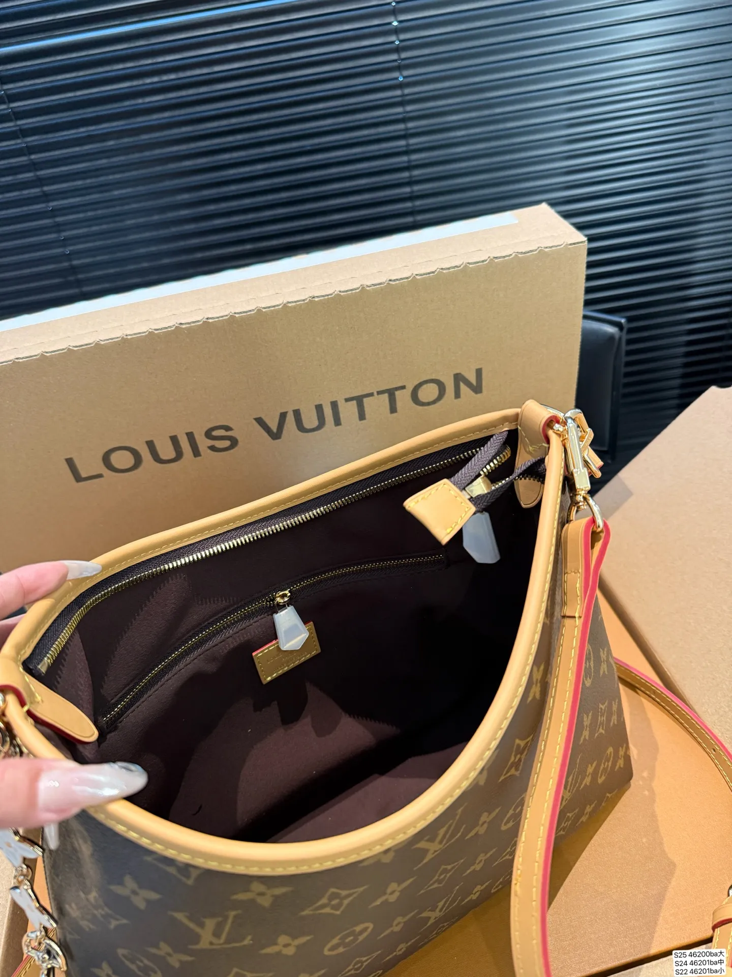 大号P175 中号P170 小号P160 配飞机盒折叠盒子 全钢五金 芯片版本 LV腋下包 今年腋下包大火 不光有可人外表 空间也很喜人 更是百搭 一年四季都好背 让你秒变时髦精 尺寸：大号29 21中号24 18 小号21 14.5货号大46200 中46201 小46202