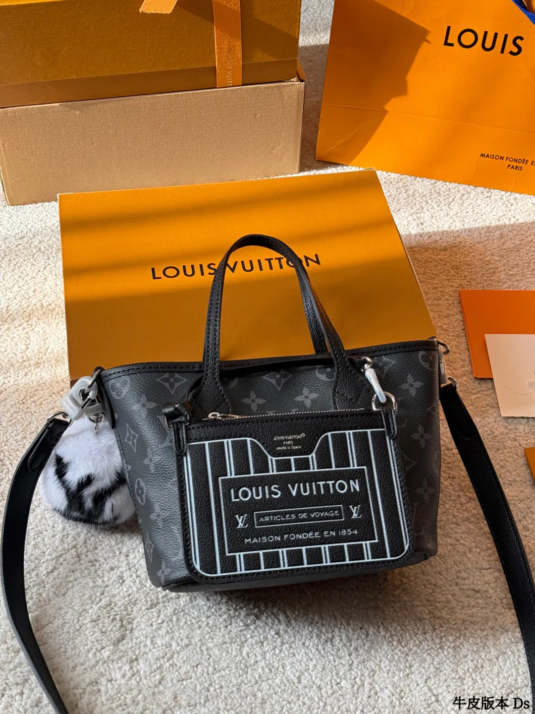 牛皮版本 p205 LV 双面 Neverfull BB手袋 &reg;LVx自Nevertull BB手装，经典Monogram老化肌升 +黑色粒面牛皮拼接，双面可用，风格随心切换！尺寸26.5x16.5&times;11cm，配可拆卸拉链小包和肩带，手提、斜挎都OK。内部空间超能装，通勤出街都很实用。黑色荔枝纹牛皮质感细腻耐用，银色金属件超有现代感，时尚又百搭，日常搭配无压力！