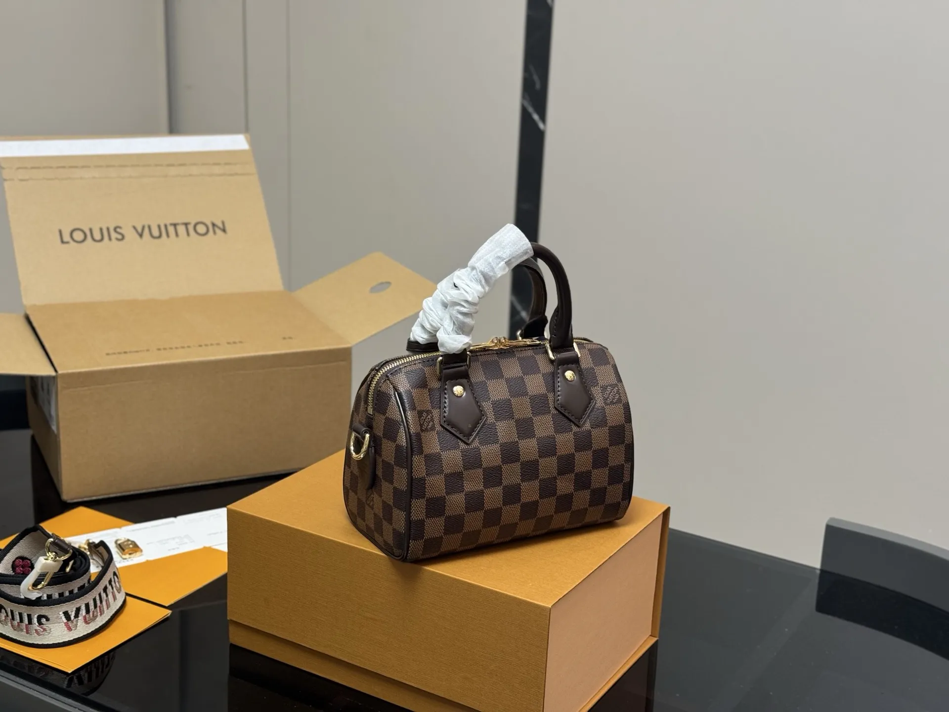 ¥195 配折叠盒飞机盒 size:21.15cm LV SPEEDY20 新款枕头包 搜索🔍 Lv 枕头包