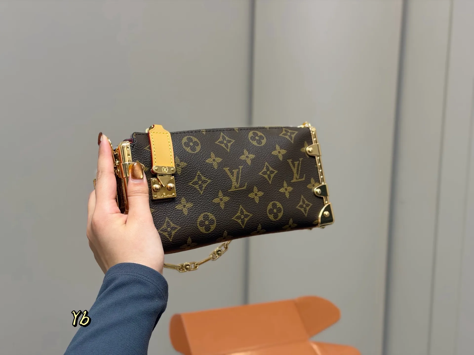 ¥225 (折叠盒➕飞机盒) size:23*11cm 超时空爆款 Lv王炸新款包 横版谷爱凌 一定要入的它! 超级洋气 upupup 搜索🔍Lv 软箱子(盒子)