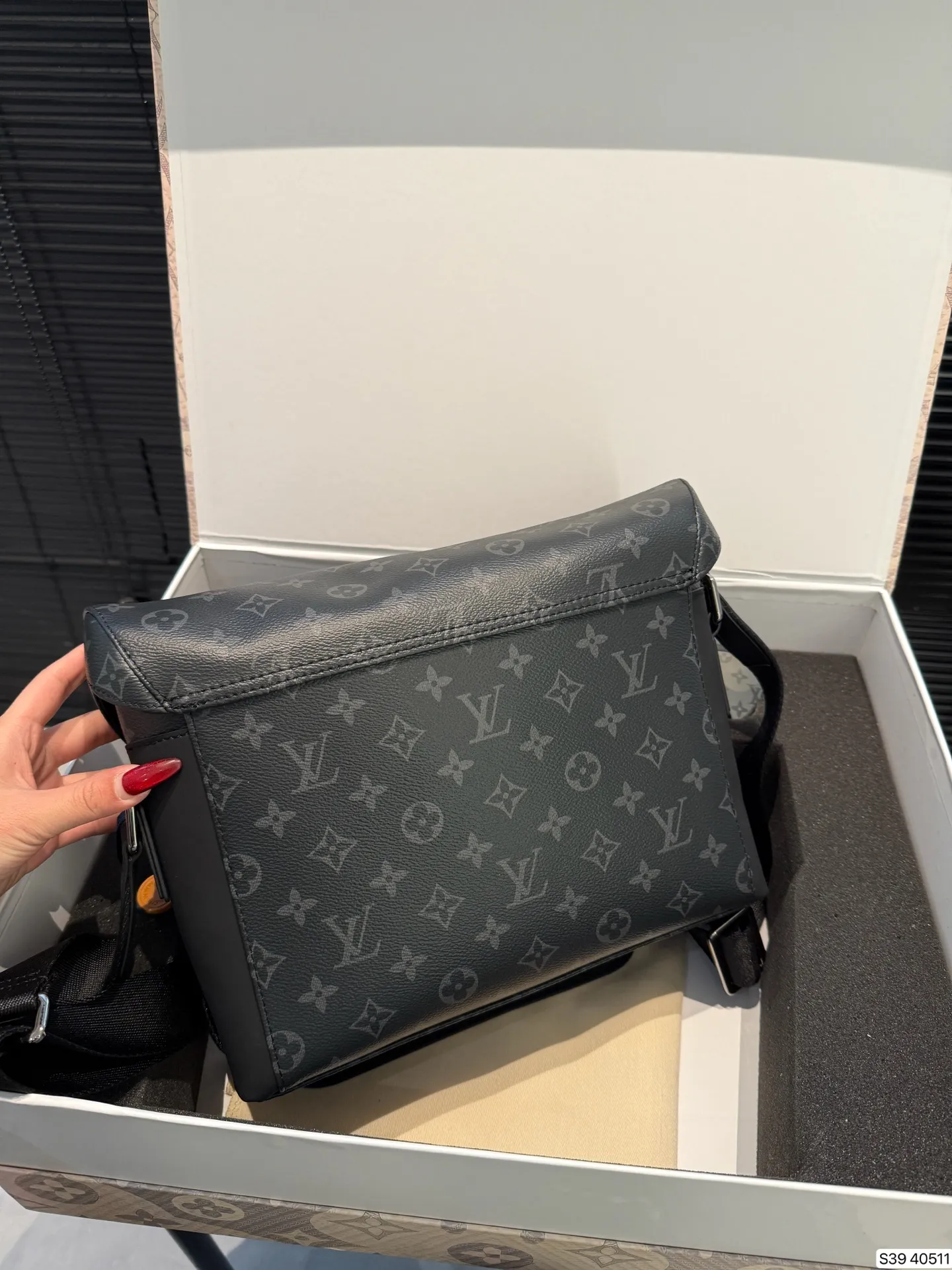 P245 配折叠盒子 经典Lv套盒 新款邮差黑武士➕挂件➕墨镜尺寸28 22 货号40511套盒