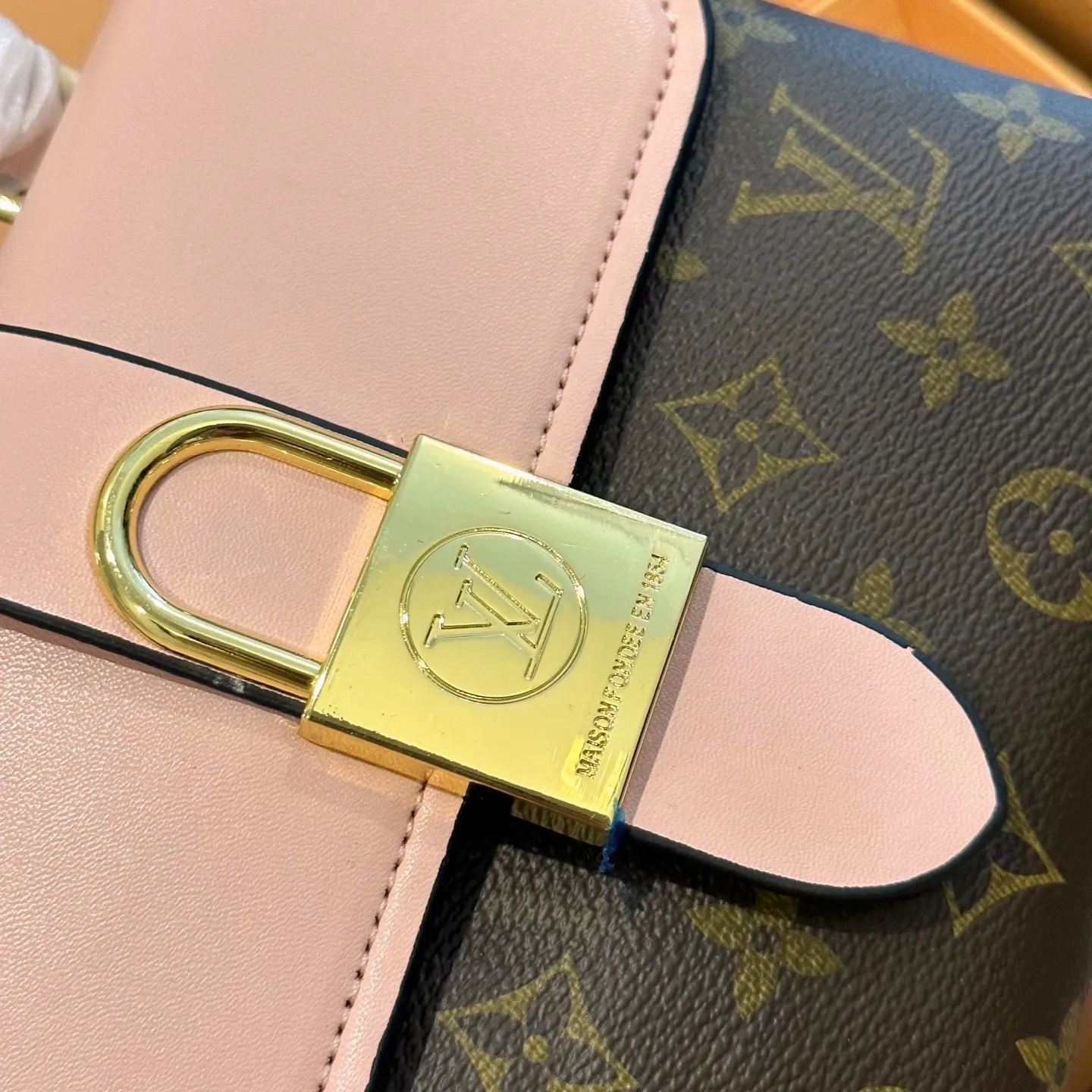 p100 礼盒包装 LV 新款LOCKY BB老花拼皮手提单肩斜跨包 Monogram涂层帆布与柔滑的材质 磨面牛皮饰边 织物内衬 金色金属饰件 顶部配有Toron手柄 适合手提或手挽 可脱卸 可调节肩带 方便肩背或斜挎 经典磁吸挂锁 内设贴袋 尺寸23cm