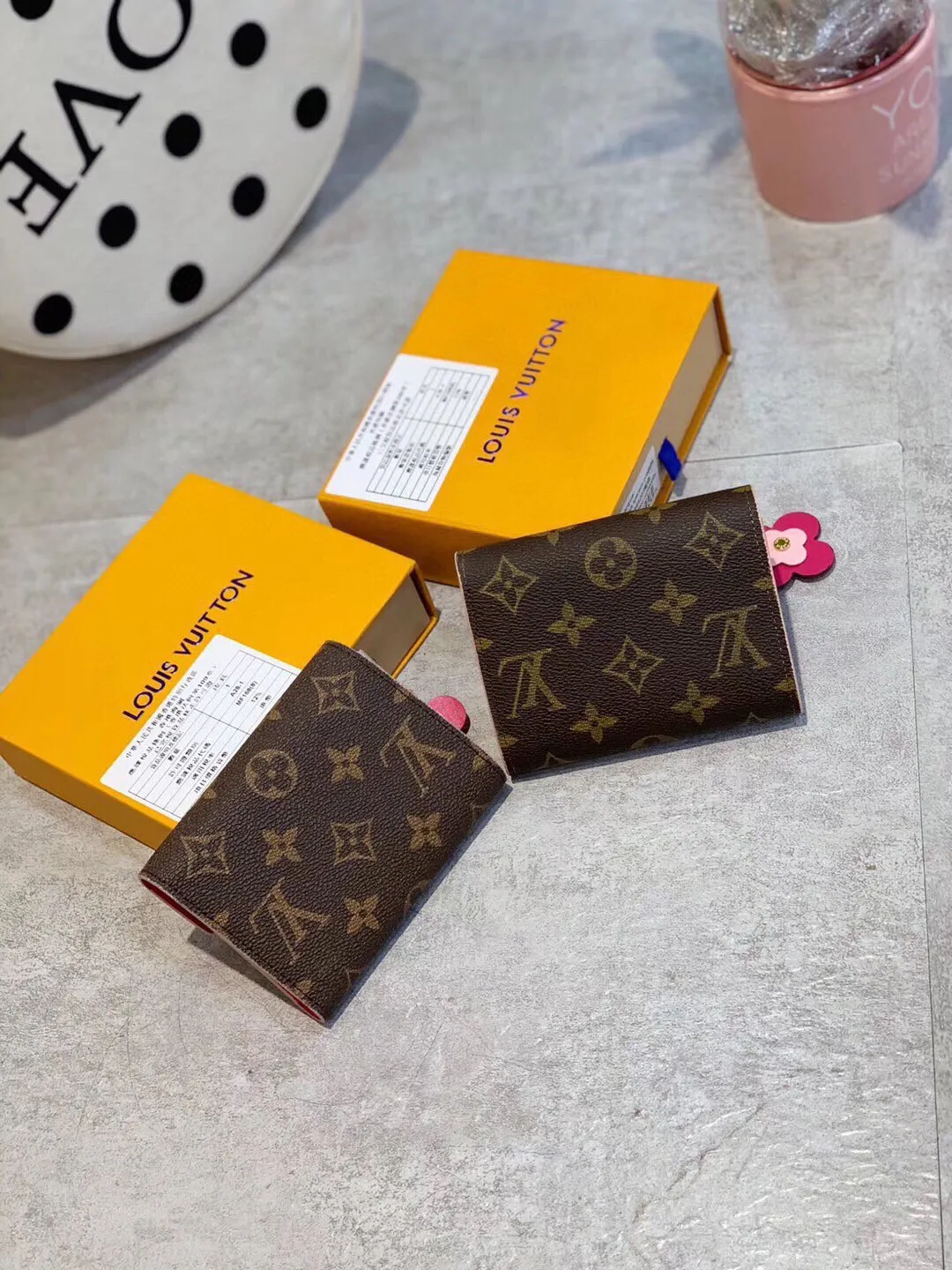 P95🎀🎀颜色 粉 玫🎀尺寸 12x10🎀Lv🔥四叶草豆豆百花盛开👍路易威登经典EMlLlE 钱夹 优雅而实用 粉色皮革饰边与可爱的Monogram花卉装饰尽显精致柔美🆕❤升级版