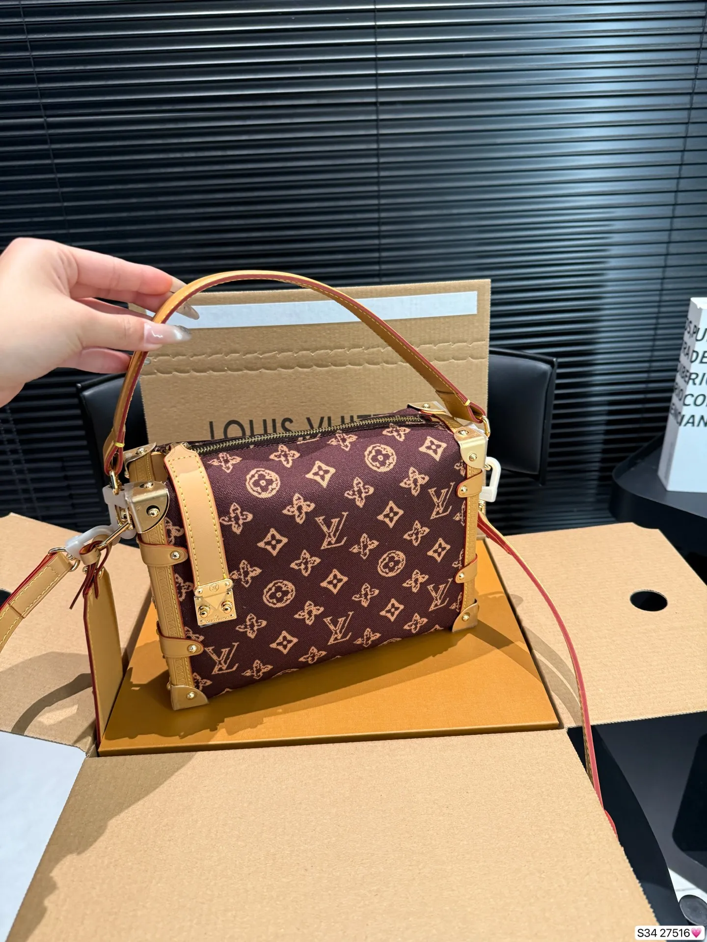 P220 配飞机盒折叠盒 LV 130周年限定来袭!村上隆三彩返场🥹 LV 130周年限定系列,这次是真的开挂了! LV谷爱凌软盒子来啦美到犯规💕 五金精致有分量,肩带长度刚刚好,单肩斜挎都很绝👏日常搭配T恤、牛仔裤,容量也很实用,手机、口红、粉饼等小物件都能装下~ 尺寸23 16 货号27516