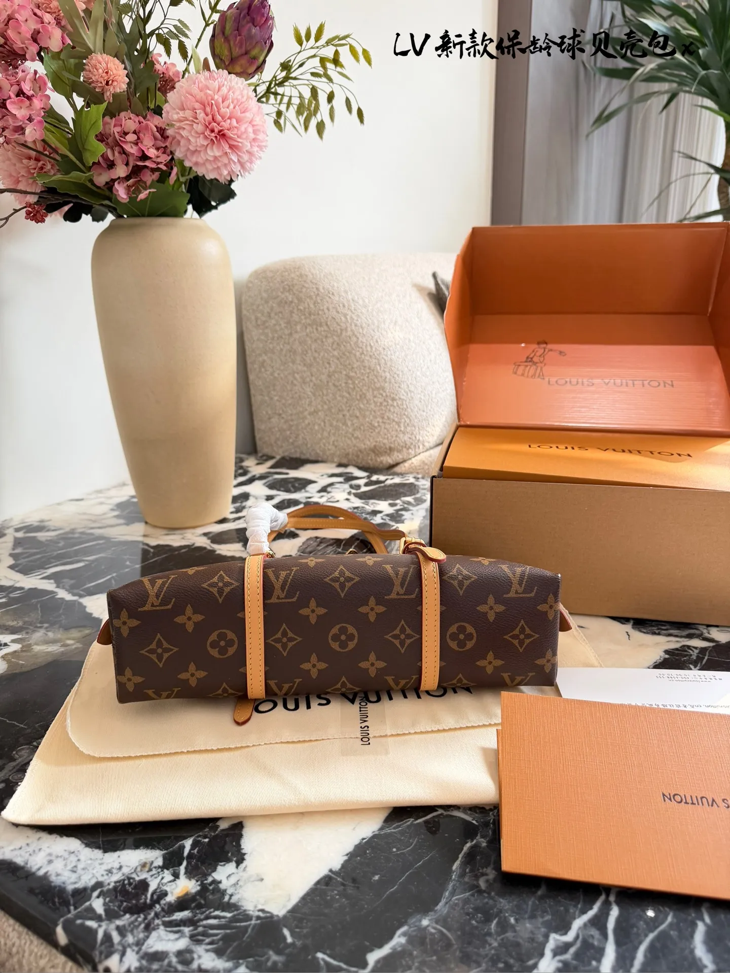 LV Papillon 26圆筒包p250 LV Papillon 26圆筒包，经典Monogram老花帆布+牛 皮饰边，复古优雅又实用! 26cm小巧尺寸，手提、单肩、斜挎都OK,，通勤休闲都能驾驭'+。灵感来自1940年代好莱坞，融合现代廓形，容量适中，日常物品轻松收纳。圆筒造型超有辨识度，是明星街拍和中古市场热门款，四季都能搭配，时髦又百搭!