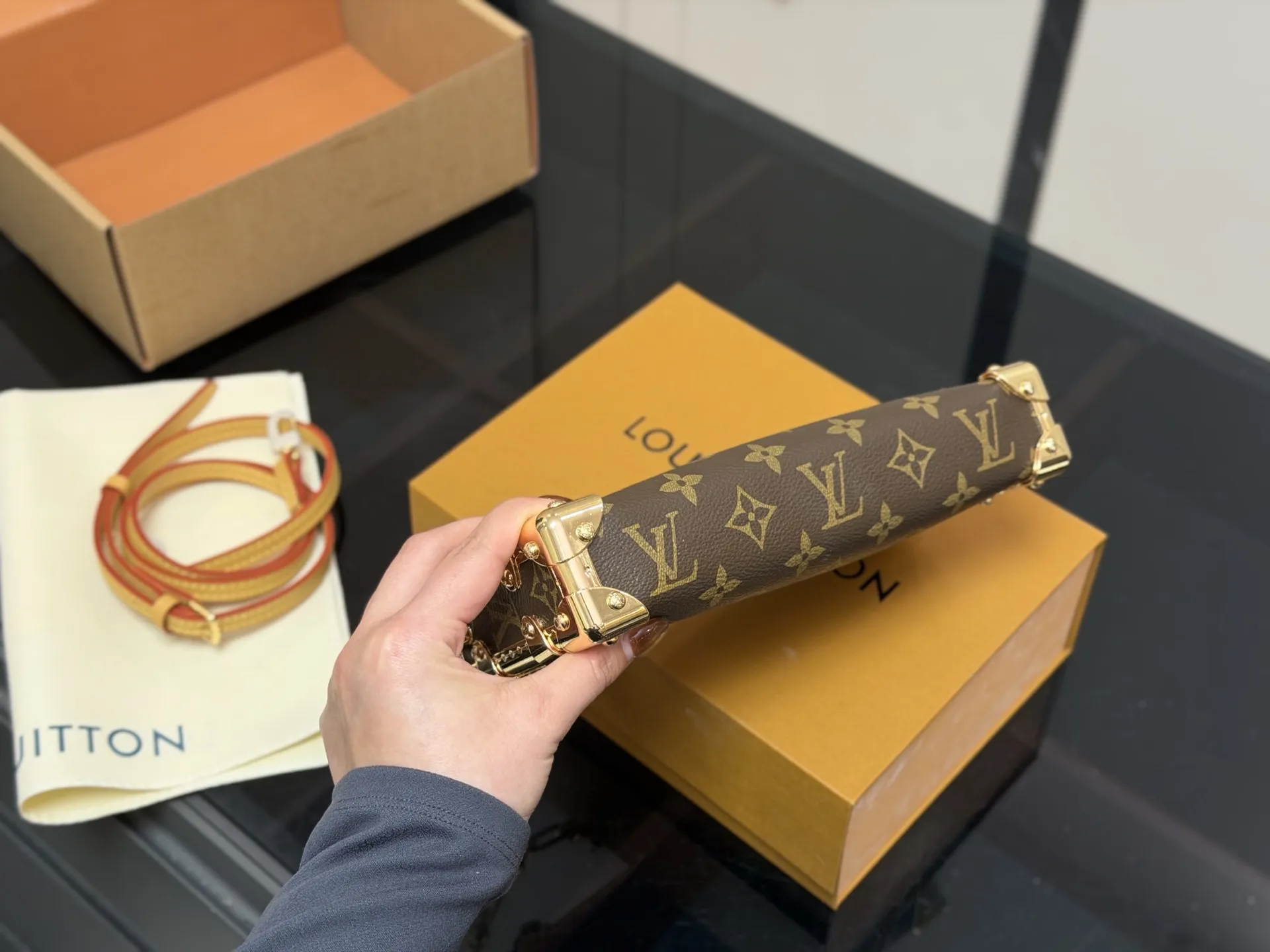 ¥225 (折叠盒➕飞机盒) size:23*11cm 超时空爆款 Lv王炸新款包 横版谷爱凌 一定要入的它! 超级洋气 upupup 搜索🔍Lv 软箱子(盒子)