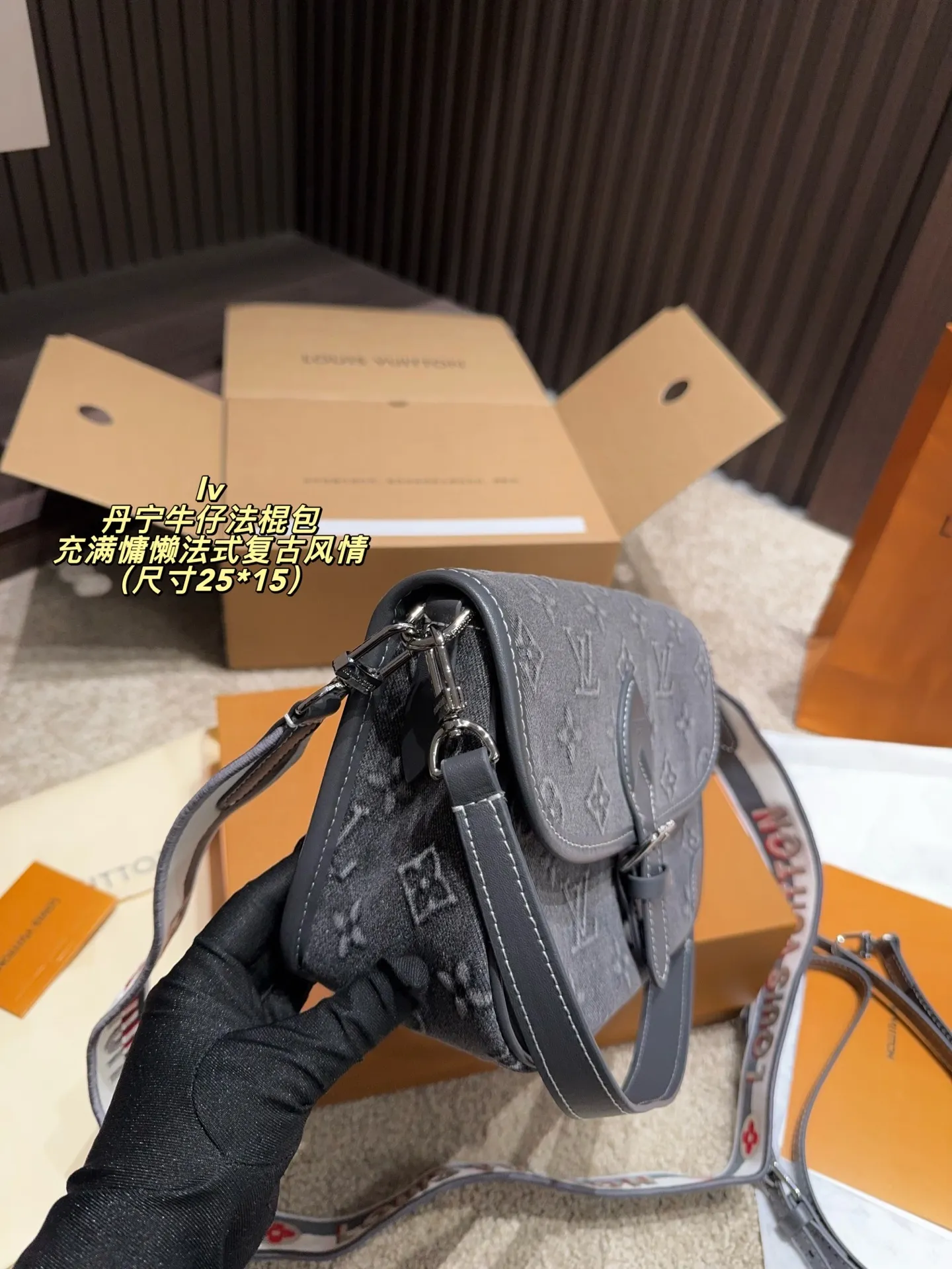 P205配折叠盒⚠️尺寸25*15 lv丹宁牛仔法棍包 充满慵懒法式复古风情的法棍包,方方正正的长方包型,采用上窄下宽的梯形设计不只更贴身,而且容纳力十足。内里开合间隔实用分明,背面也设有隔层,超级无敌能装❗️ 可拆卸长短双肩带设计,单肩斜挎手提多功能兼备