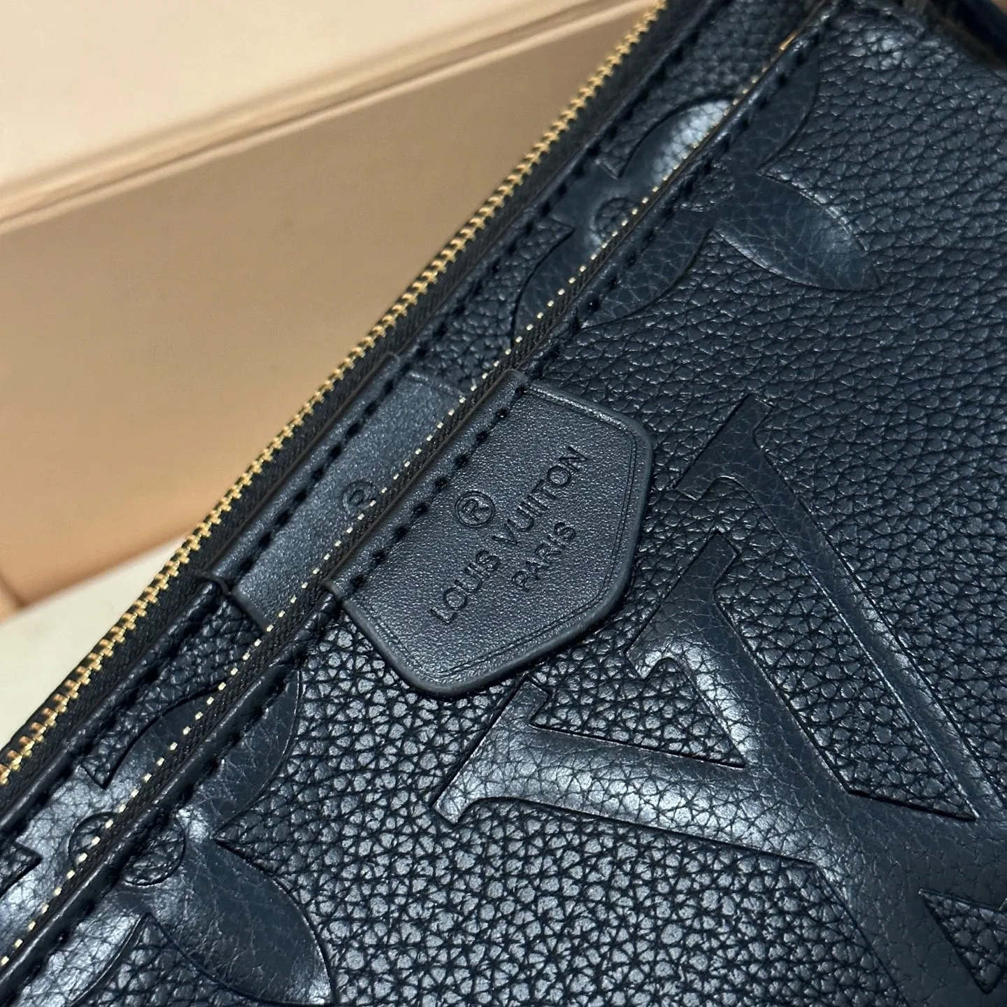 p125 折叠礼盒包装 LV 三合一&rdquo;麻将包有点酷 lv三件套Multi Pochette Accessoires，这两年一直流行的复古风潮，这回再度刮回了经典Monogram上面，丰富的配件赋予了包包无穷的背法，高级变色皮，高级感十足，冬天的话也比较百搭，强烈推荐 ！ 尺寸：大24*13cm 中18*11cm 小9*9cm