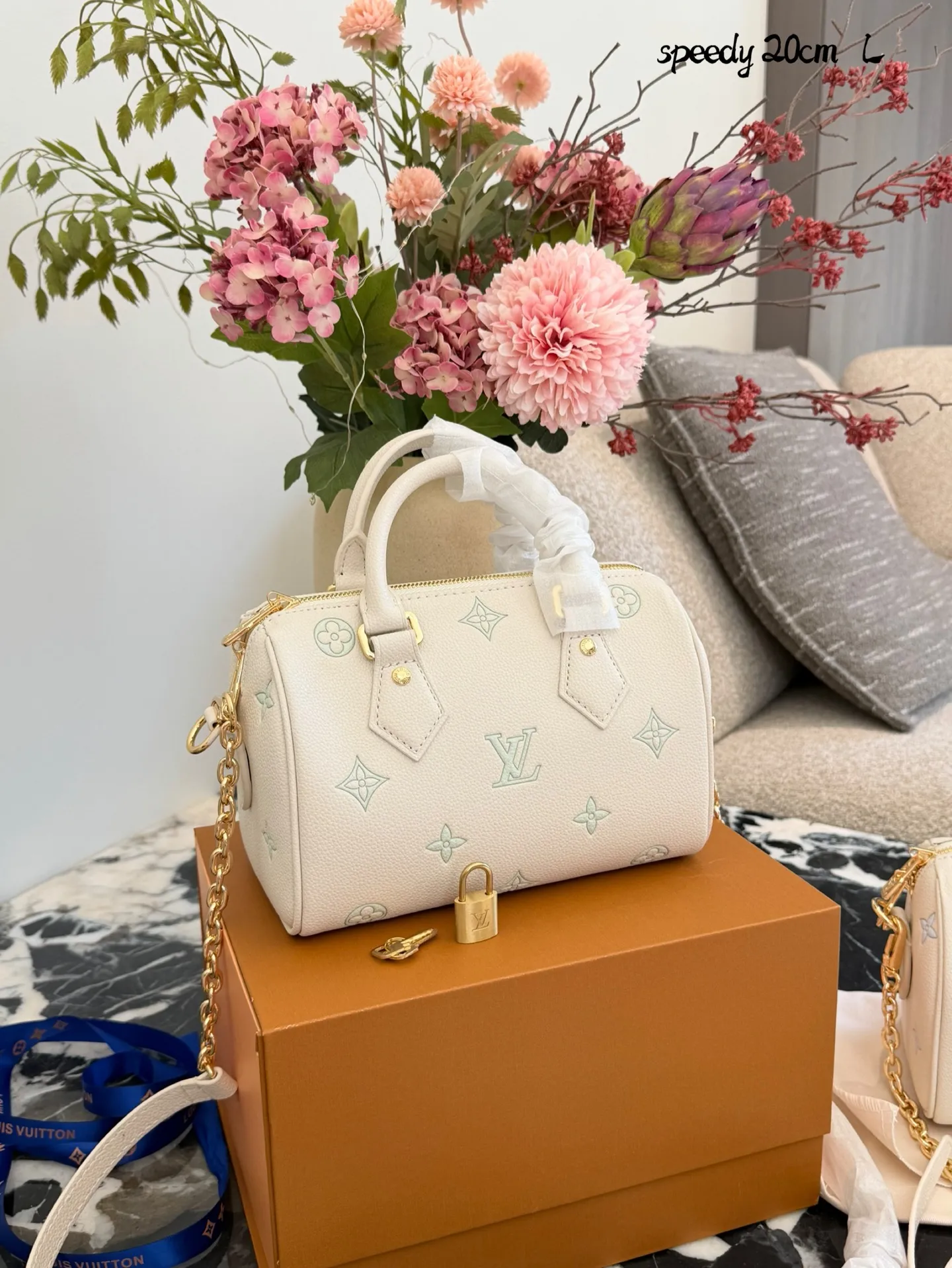 LV Speedy 20手袋p180 LV Speedy 20手袋，白色粒面牛皮+浅绿Monogram刺绣，清新优雅超有辨识度!金属锁扣+链条肩带，手提斜挎都OK，日常通勤、休闲出街都能轻松驾驭汁。内部空间合理，手机钱包都能装，实用又时髦，是LV经典系列的热门款，时尚感满分!