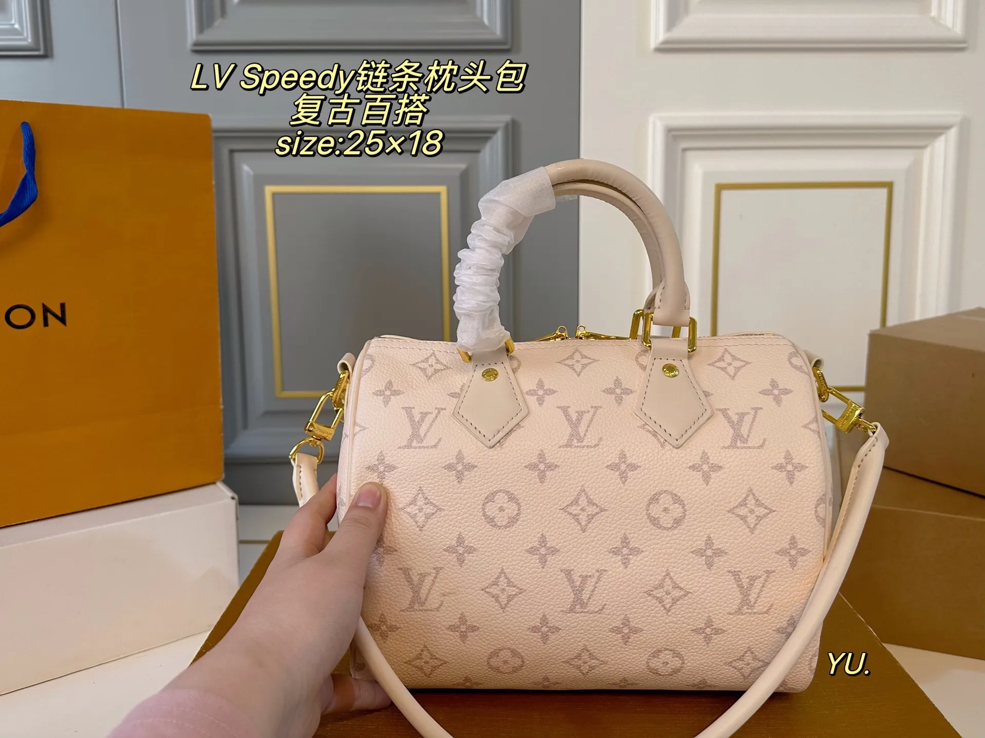 P160（无盒） size：25&times;18 LV 路易威登speedy bandoulelere枕头包💕 经典重现，轻便又时尚～ 手提➕链条⛓️设计，又酷又帅 浓浓复古风，时尚百搭，超级实用❗️