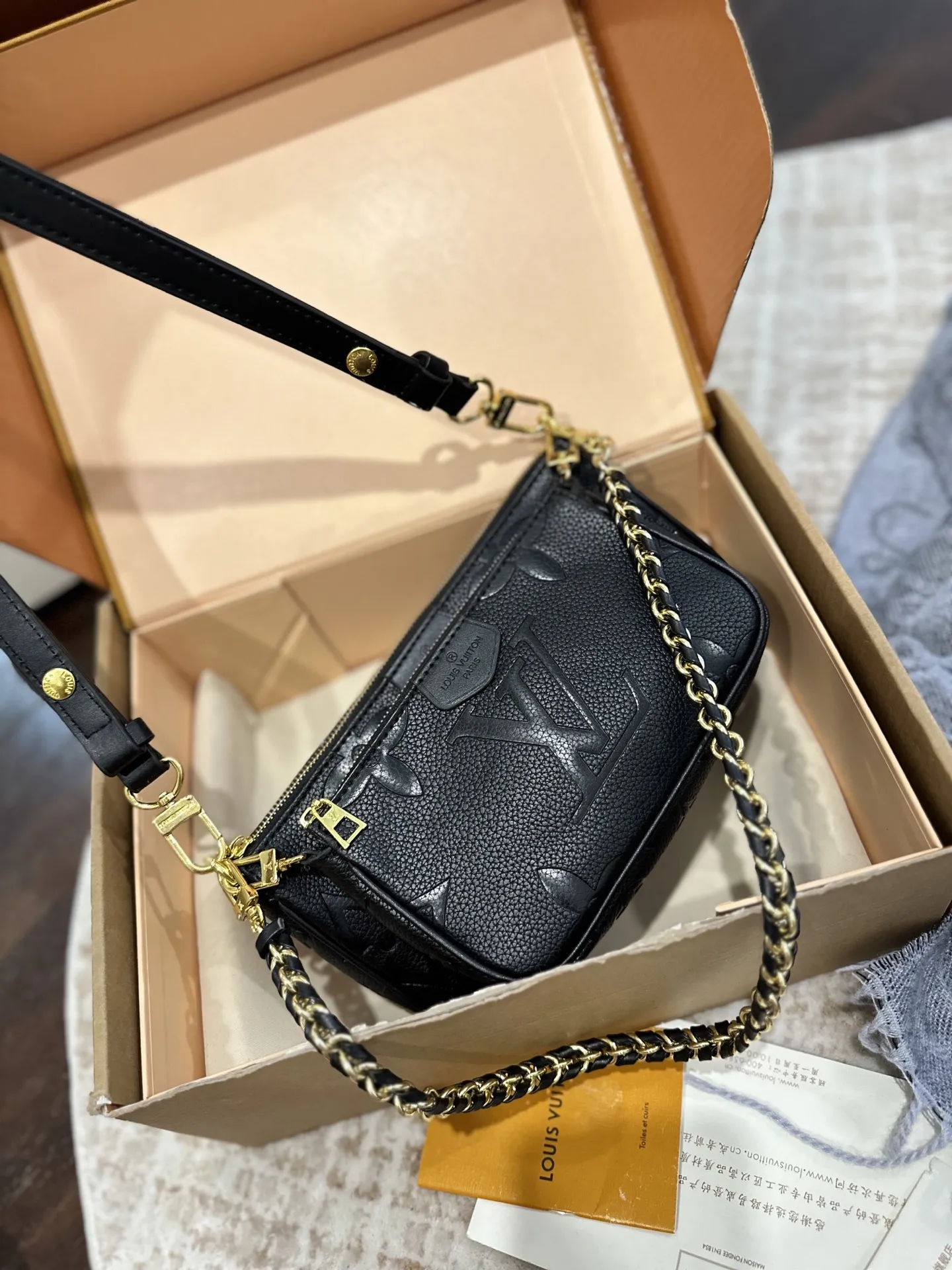 p125 折叠礼盒包装 LV 三合一&rdquo;麻将包有点酷 lv三件套Multi Pochette Accessoires，这两年一直流行的复古风潮，这回再度刮回了经典Monogram上面，丰富的配件赋予了包包无穷的背法，高级变色皮，高级感十足，冬天的话也比较百搭，强烈推荐 ！ 尺寸：大24*13cm 中18*11cm 小9*9cm