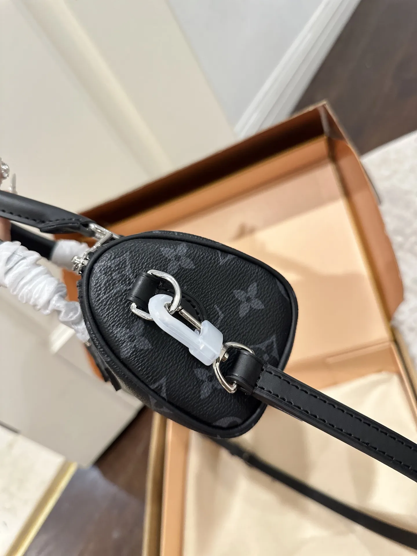 变码芯片p130 送挂件 官网双盒包装 size:16*10cm L家 永远经典Speedy Nano 将欢愉注入每个设计细节! LBuy限量呈献 全新圣诞 设计的 Vivienne Winter Holiday