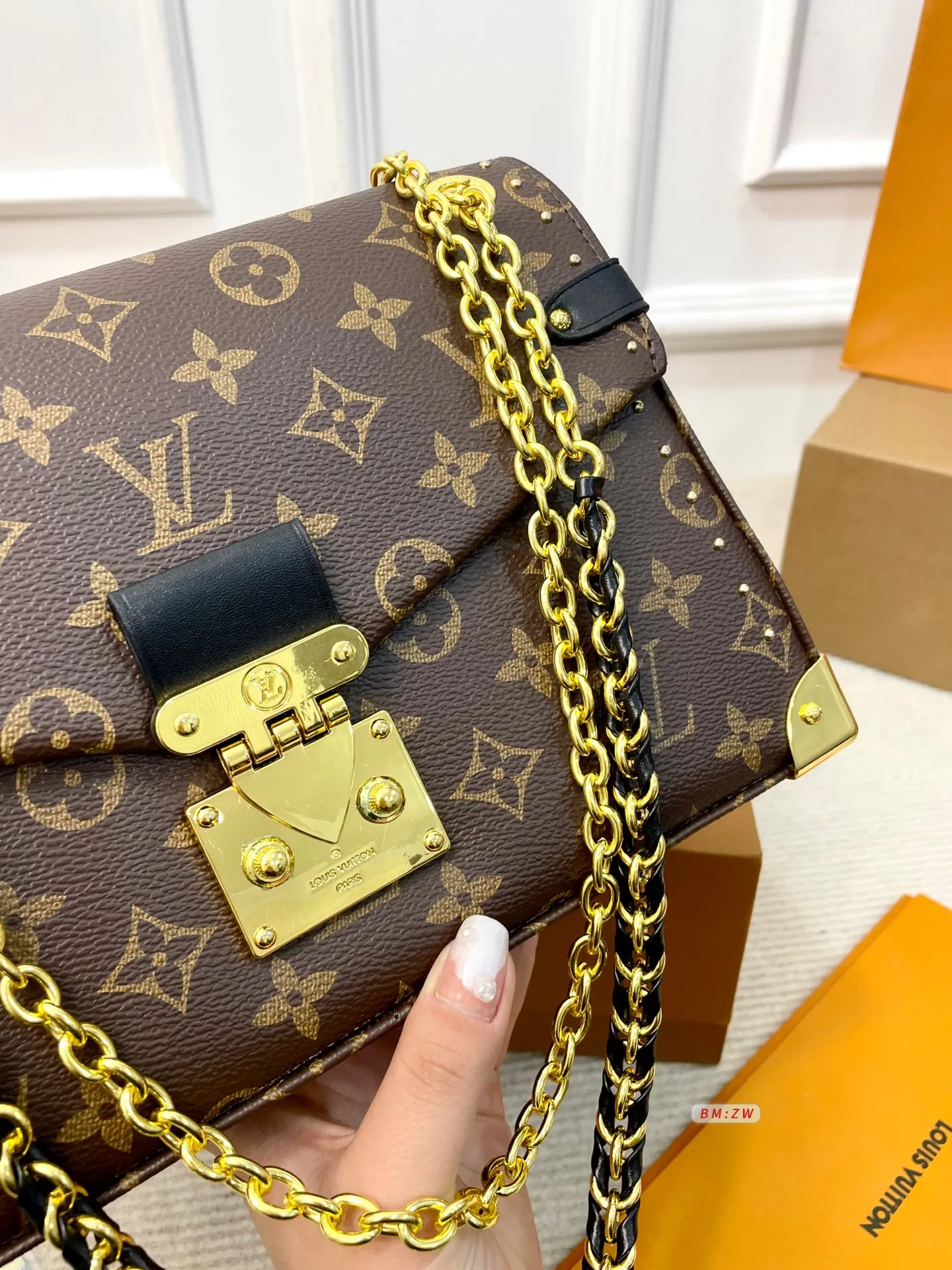 💰185 配折叠盒子 LV Trunkie链条包，2025春夏系列新品，经典Monogram老花帆布+金属链条，复古又时髦✨。小巧精致，配可拆卸肩带，手提、单肩、斜挎都OK！灵感来自LV档案馆，融合邮差包元素，翻盖+金属锁扣超有辨识度🧳。内部空间合理，通勤出行都很实用，是经典与现代的完美结合！ 尺寸：26*8*17