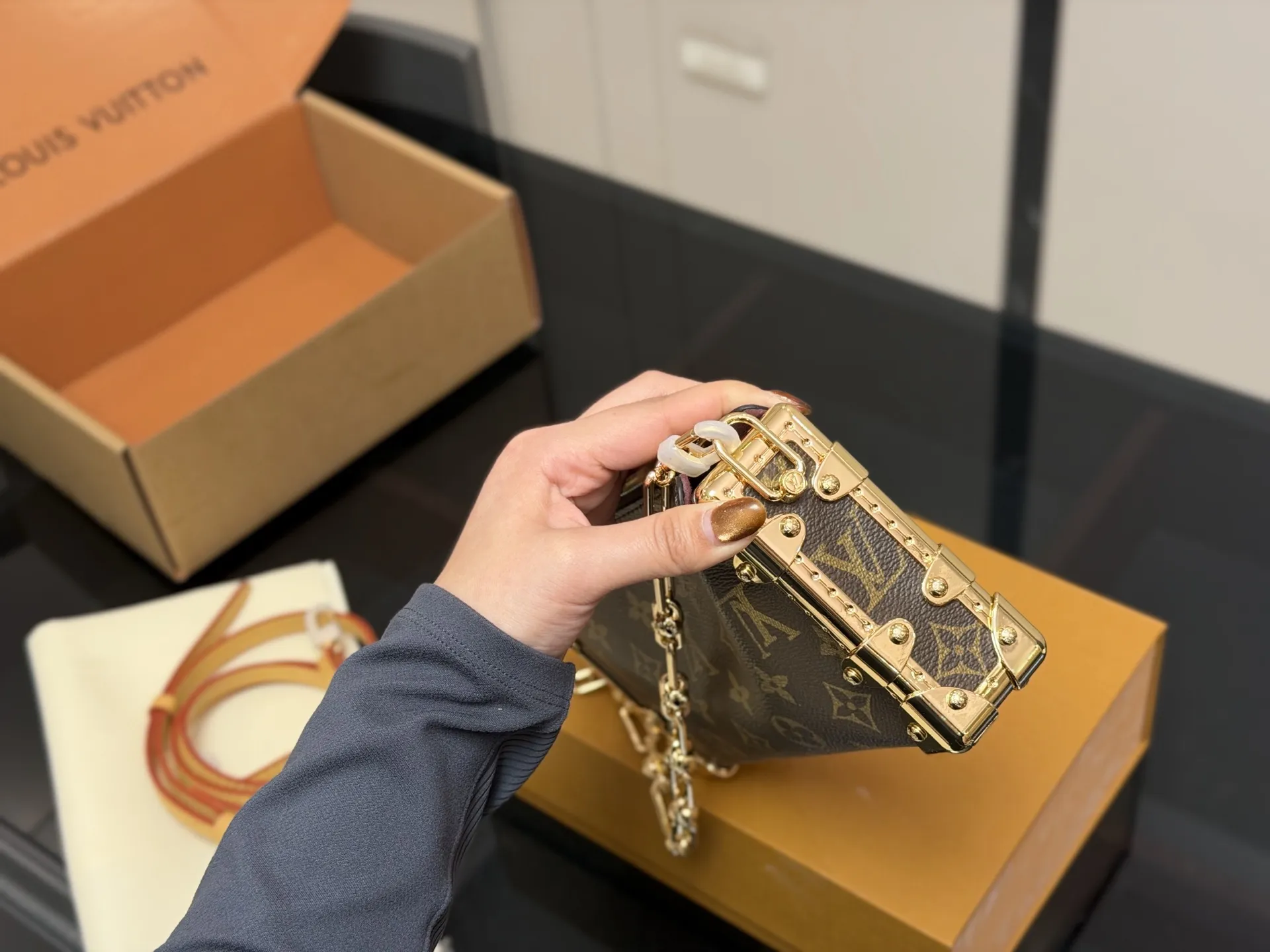 ¥225 (折叠盒➕飞机盒) size:23*11cm 超时空爆款 Lv王炸新款包 横版谷爱凌 一定要入的它! 超级洋气 upupup 搜索🔍Lv 软箱子(盒子)