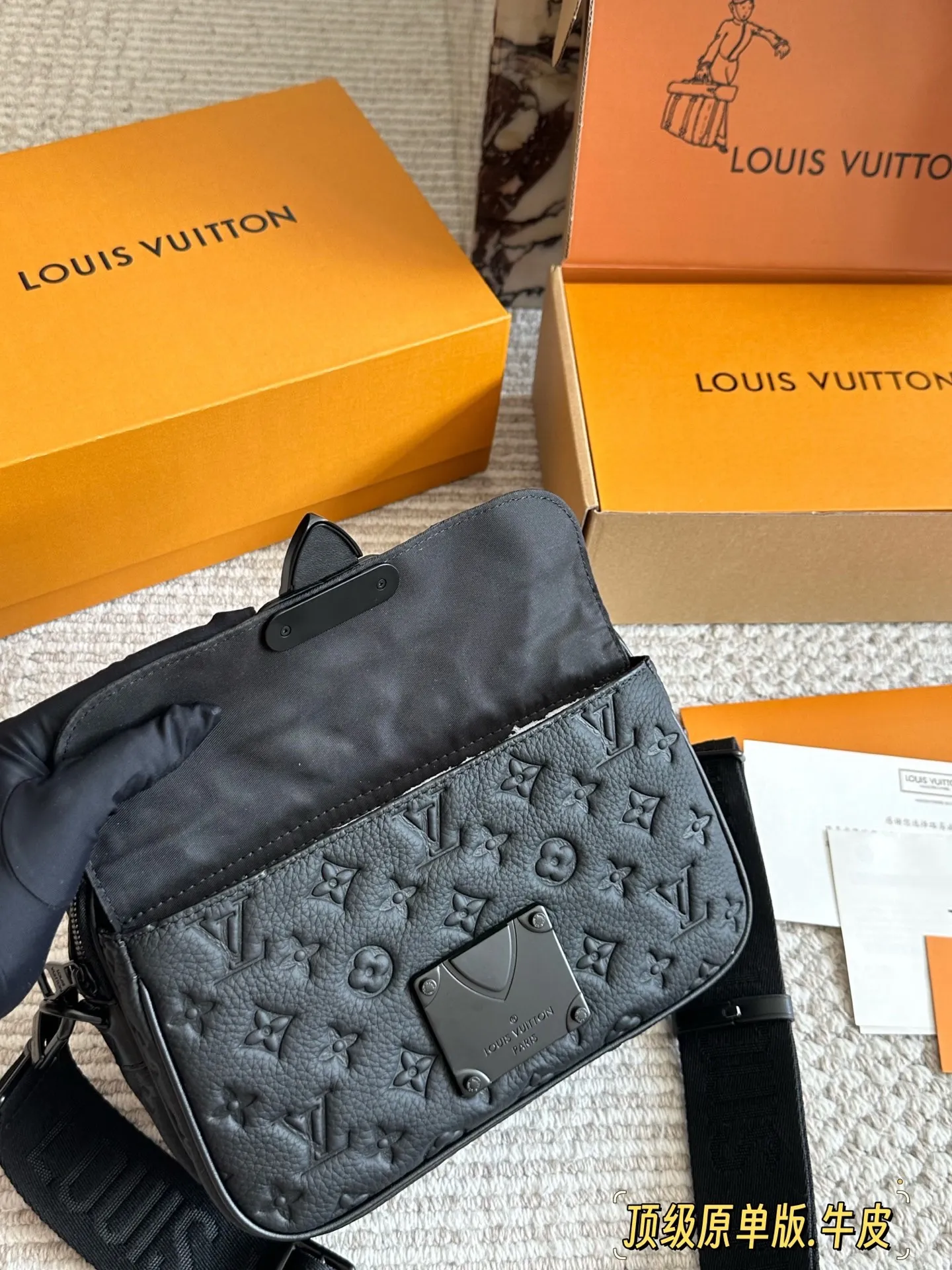 LV Slock新款男生包包p260 Iv最新一季又出了很多老花男包我可太爱老花了买到就,是赚到。拿到手的实物比照片好看。 Iv slocksling,老花的腰包本来就不多,这款配荧光黄色包边的可太亮眼了,感觉稳重的老花配了--丢丢调 皮。很多博主们都安利另一款S Lock的邮差包,有老花配黑色包边和蓝色包边两种选择,但其实个人感觉 18x8cm的厚度真的是过于厚重了(大小跟男款三合一差不多、但是更厚)所以个人感觉不太适合身高175以下的男生和小姐姐们。但如果贪恋大容量的话也是一个很好的选择。 优点是:比较小巧,对个子小的比较友好;男包亮黄色的配色比较少见。25*17