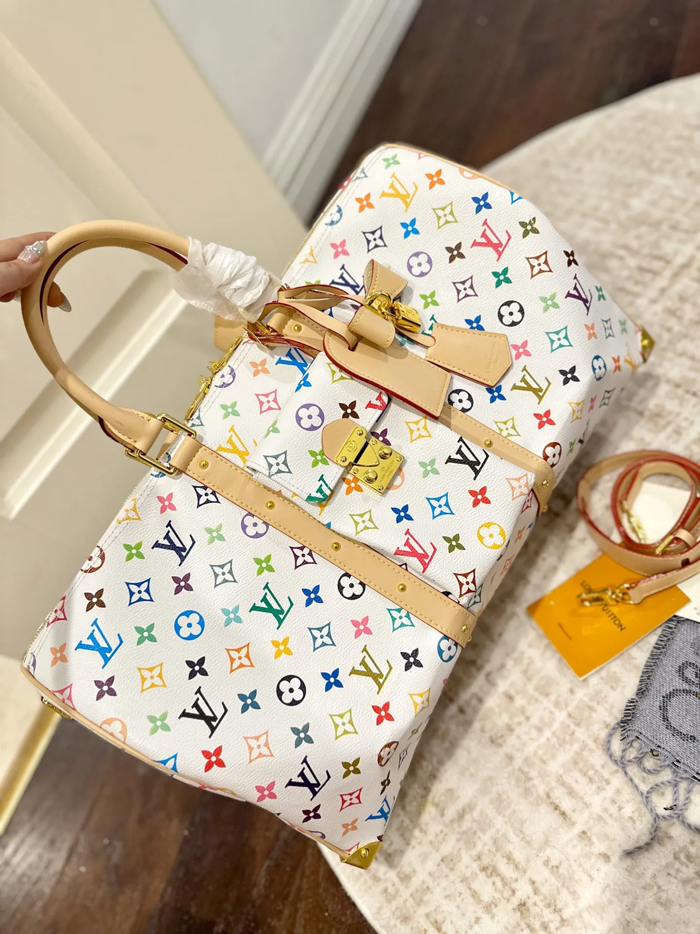 p220 尺寸 45cm 超酷中LV Keepall老花旅行袋 LVKeepall 出差旅行最常用的一只包 这是超酷的一只包 可以做健身包，也可做旅行袋 容量超级感人非常的实用! 出差三四天背这只包，衣服和洗漱用品完全足够!最主要是凹造型最棒了~ 马上爱豆出街的赶脚 路易威登Louis Vuitton 9VintageMusevie 中古店Iv keepall 老花手提包包