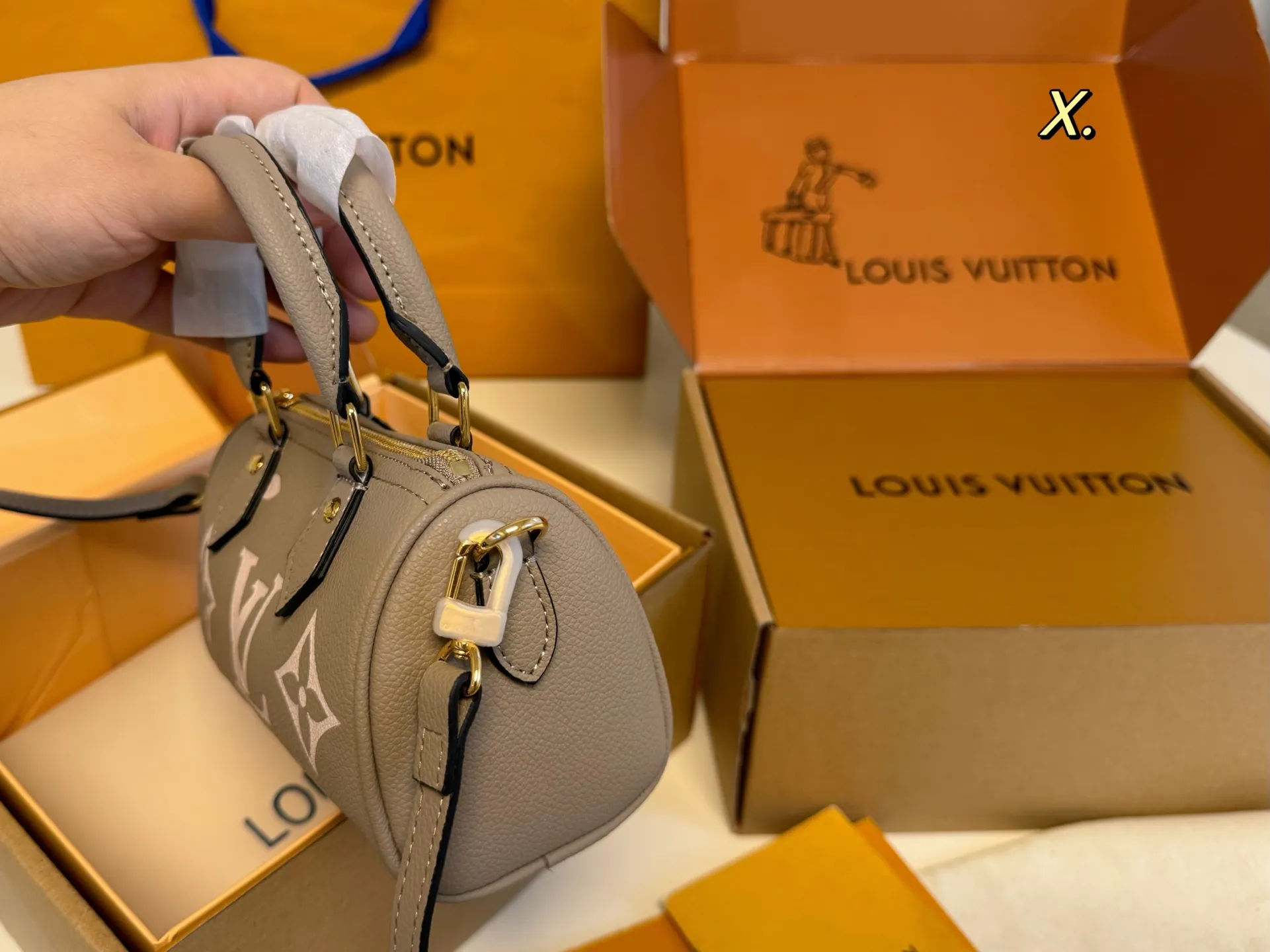 P165 16cm(折叠盒飞机盒) size:16×10 LV 路易威登Speedy nano迷你枕头包💕 新款的肩带可以调节拆卸; 线条精致,小巧轻便又时尚~ 细节质感在线,四季百搭‼️